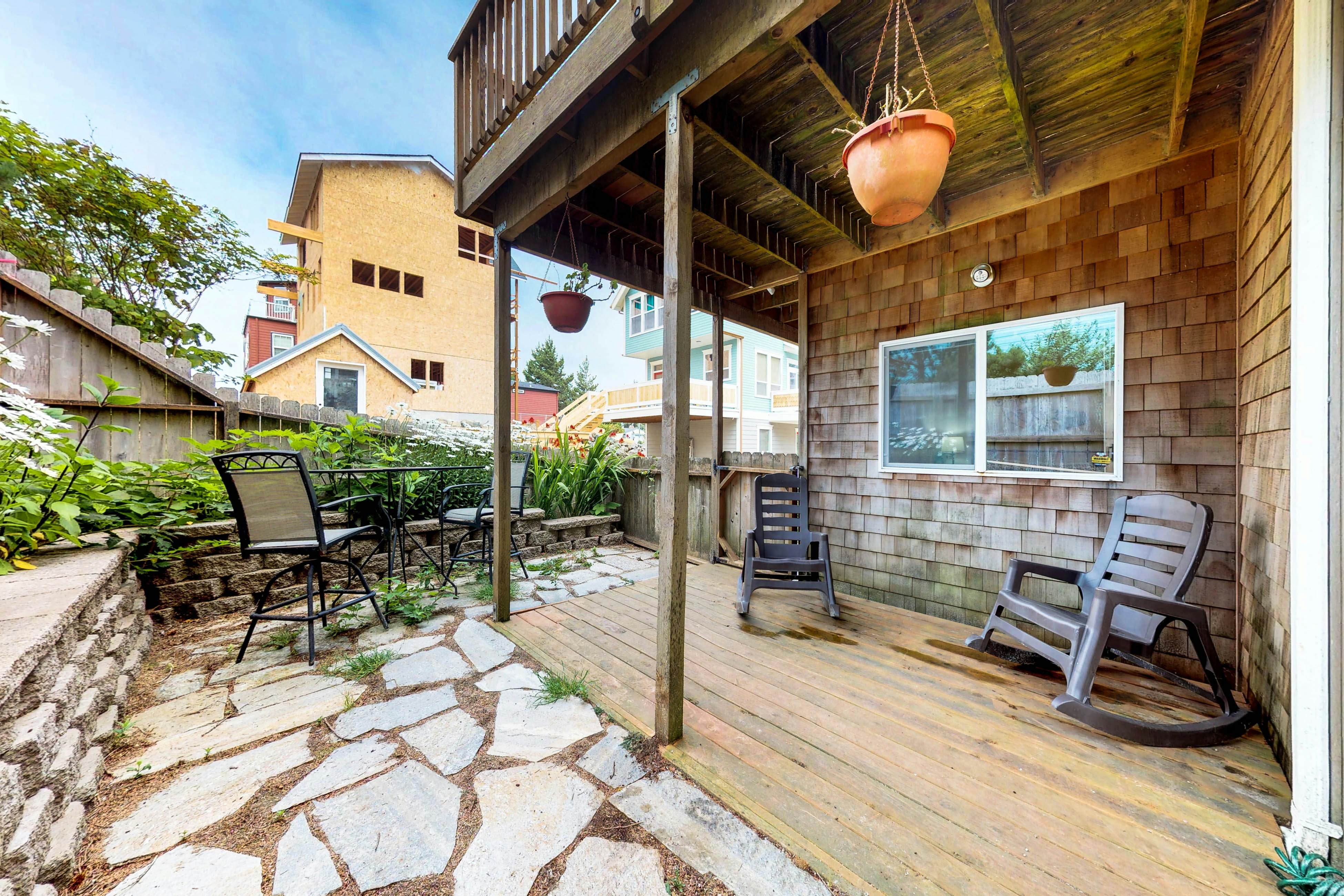 Spacious dog-friendly home with WiFi & fireplace, near the beach