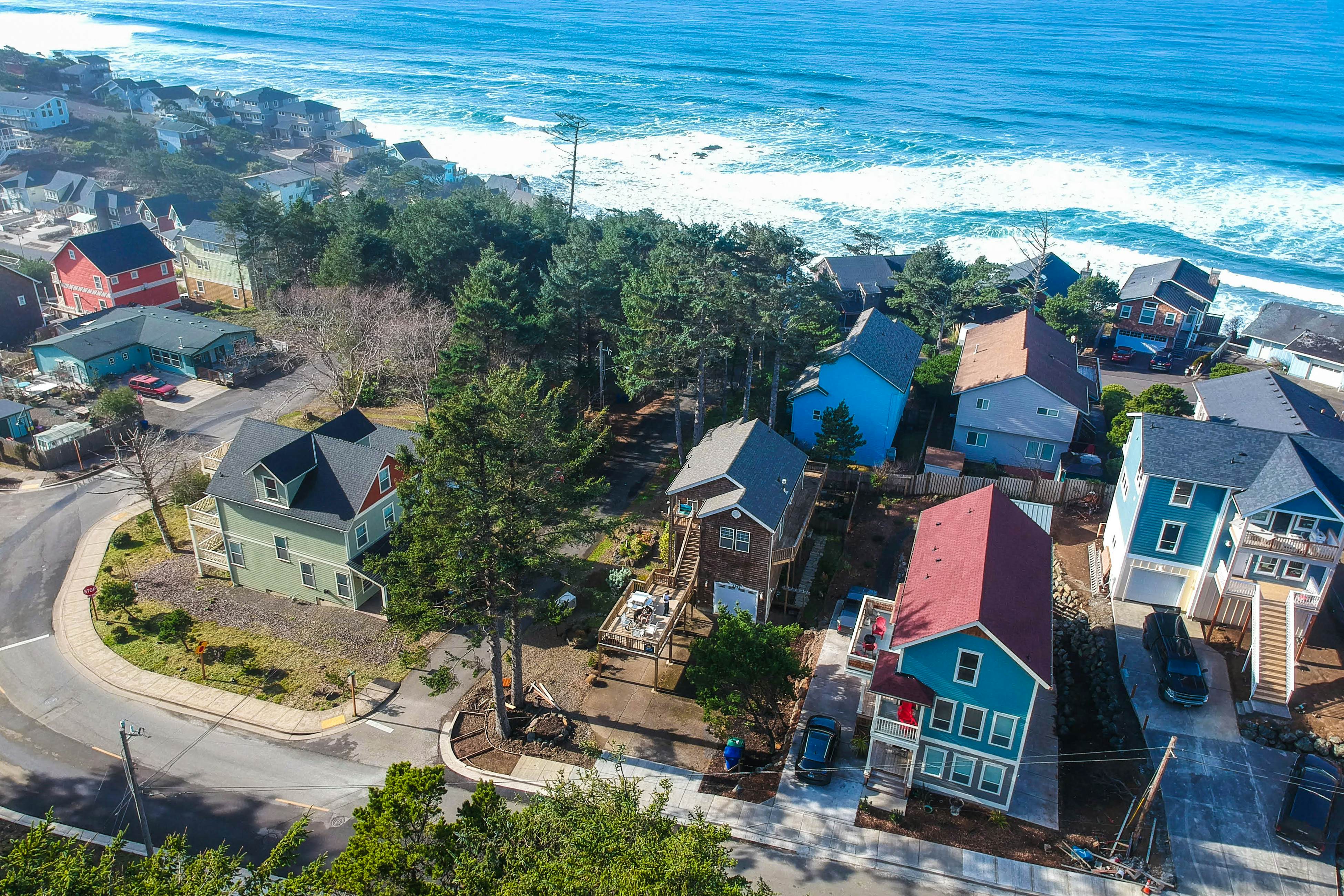 Spacious dog-friendly home with WiFi & fireplace, near the beach