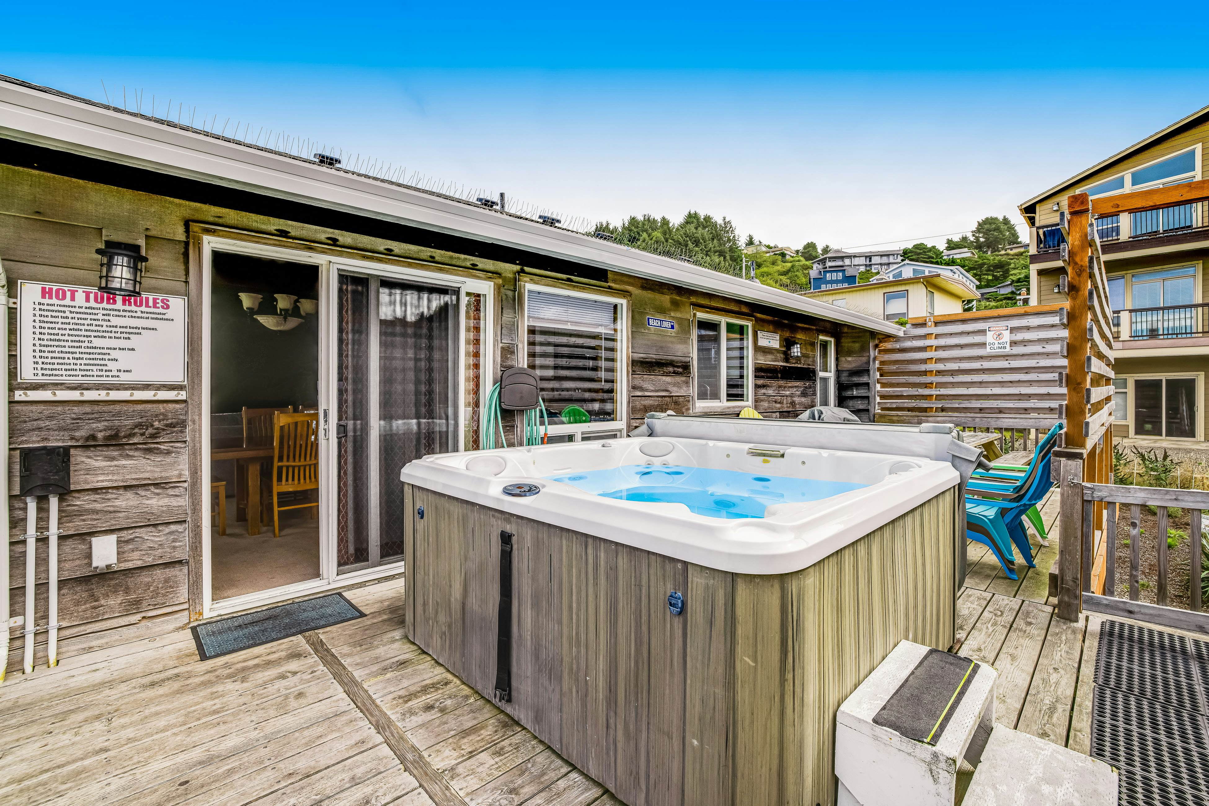 Large home w/ private hot tub & amazing views-1 block to beach-Dogs ok