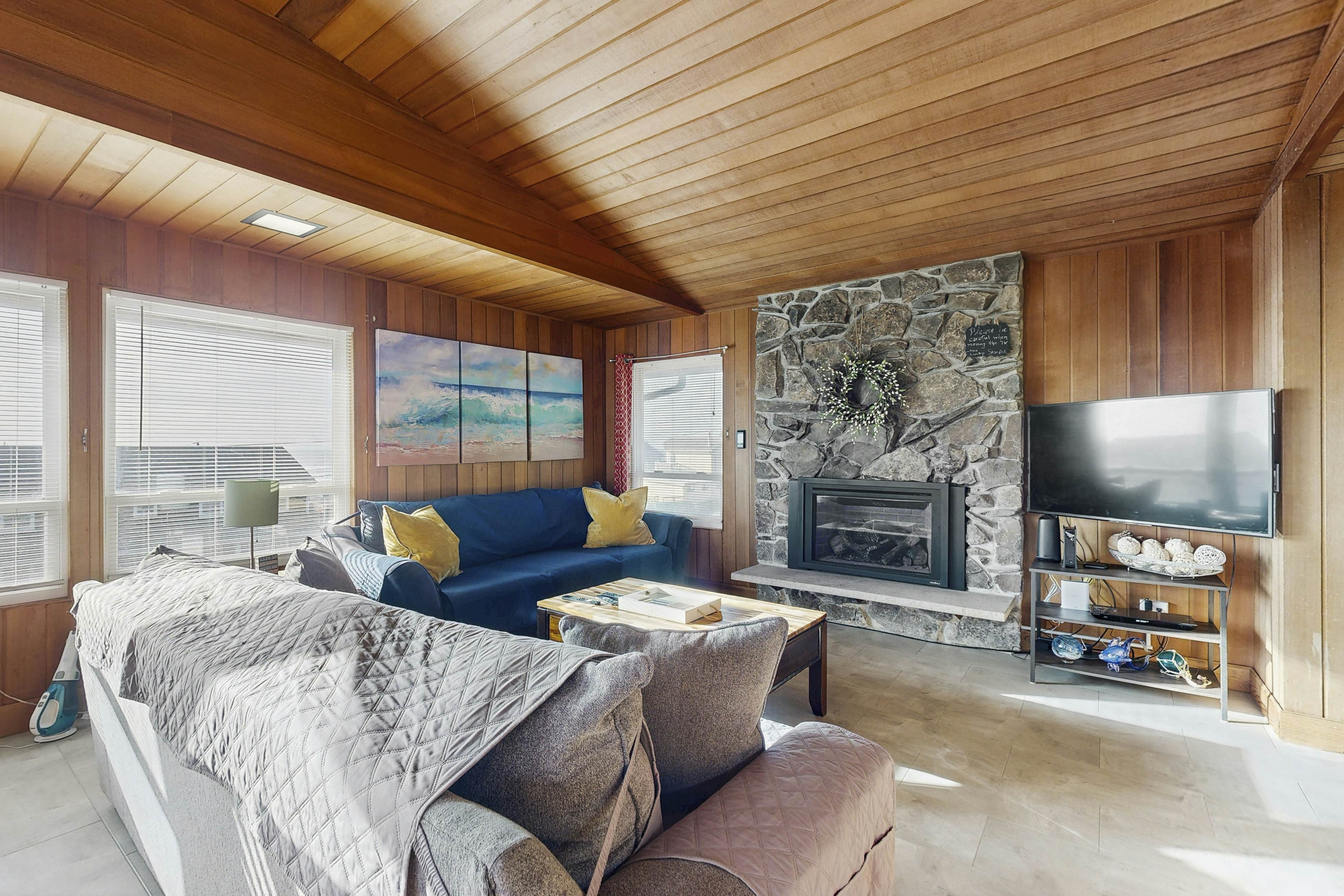 Large home w/ private hot tub & amazing views-1 block to beach-Dogs ok