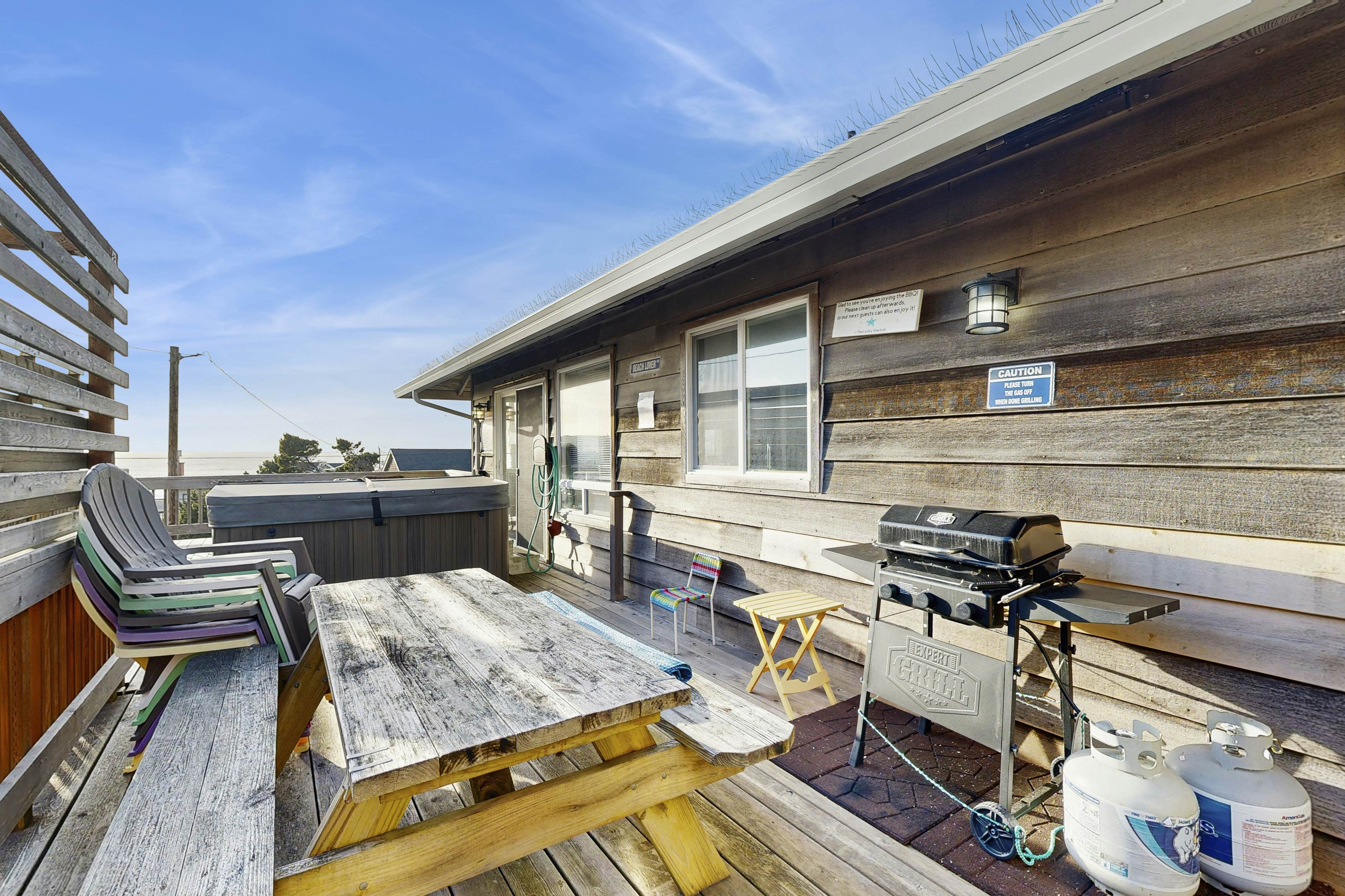 Large home w/ private hot tub & amazing views-1 block to beach-Dogs ok