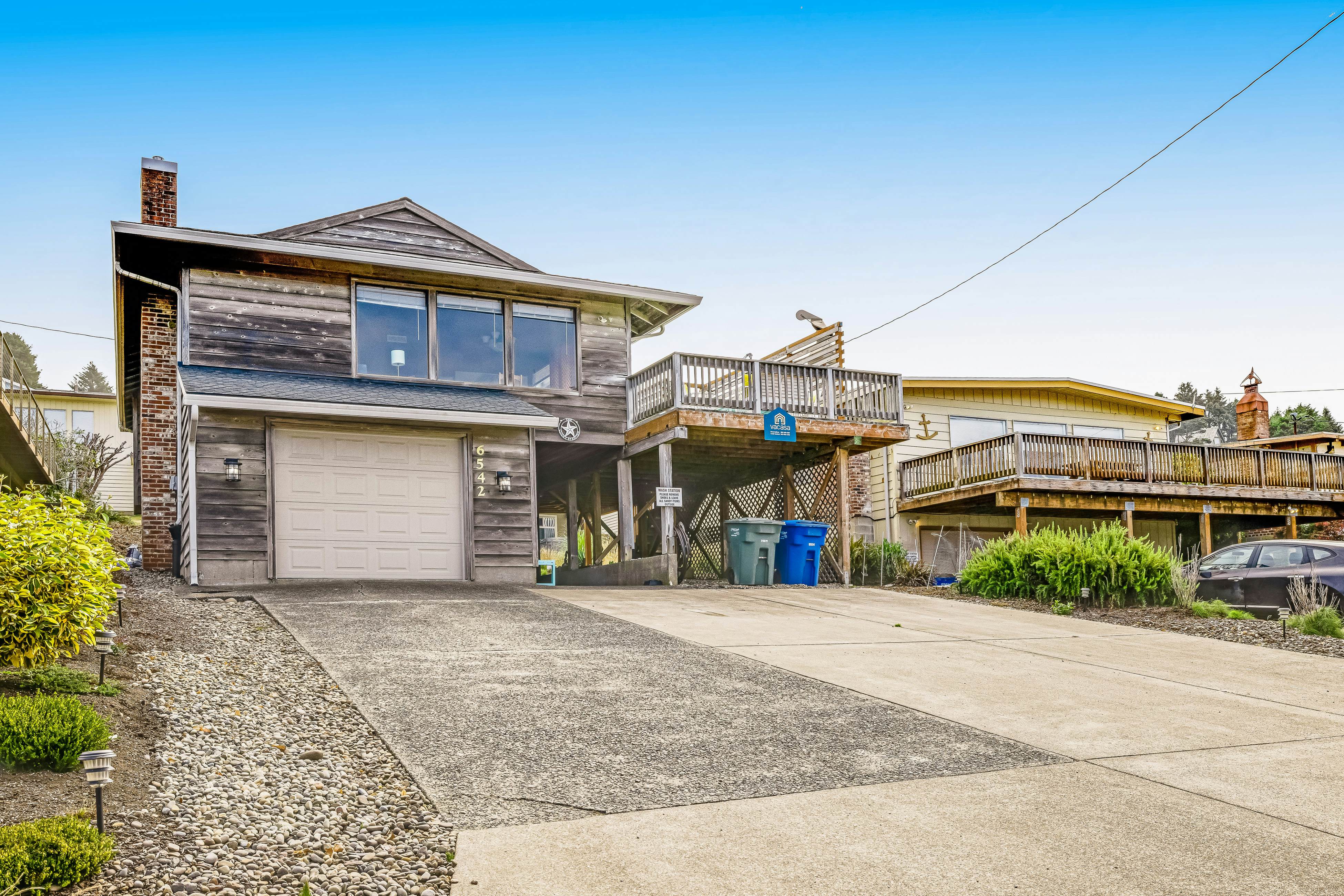 Large home w/ private hot tub & amazing views-1 block to beach-Dogs ok