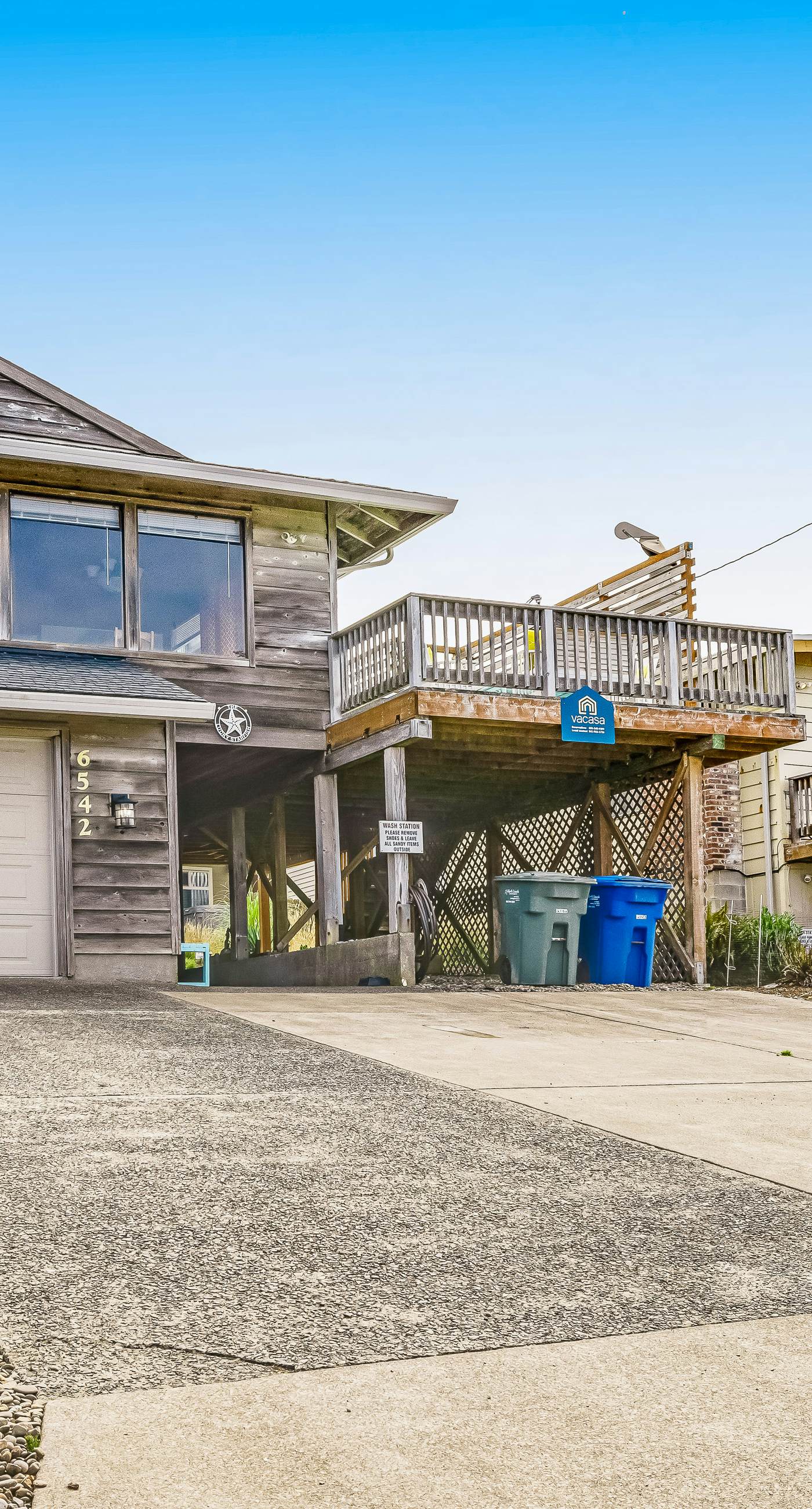 Spacious Coastal Retreat Walk to Beach with Hot Tub and Dog Friendly