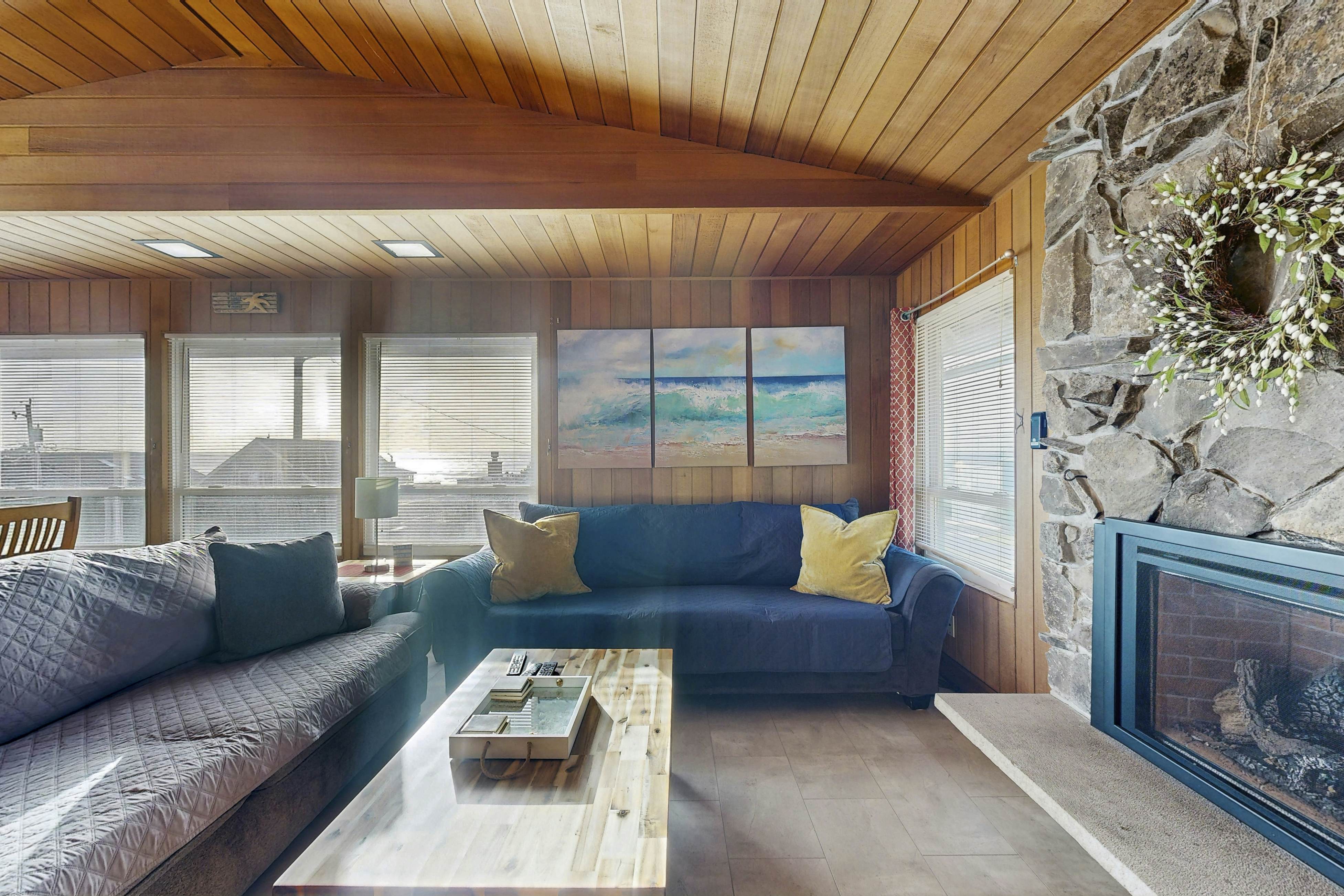 Large home w/ private hot tub & amazing views-1 block to beach-Dogs ok