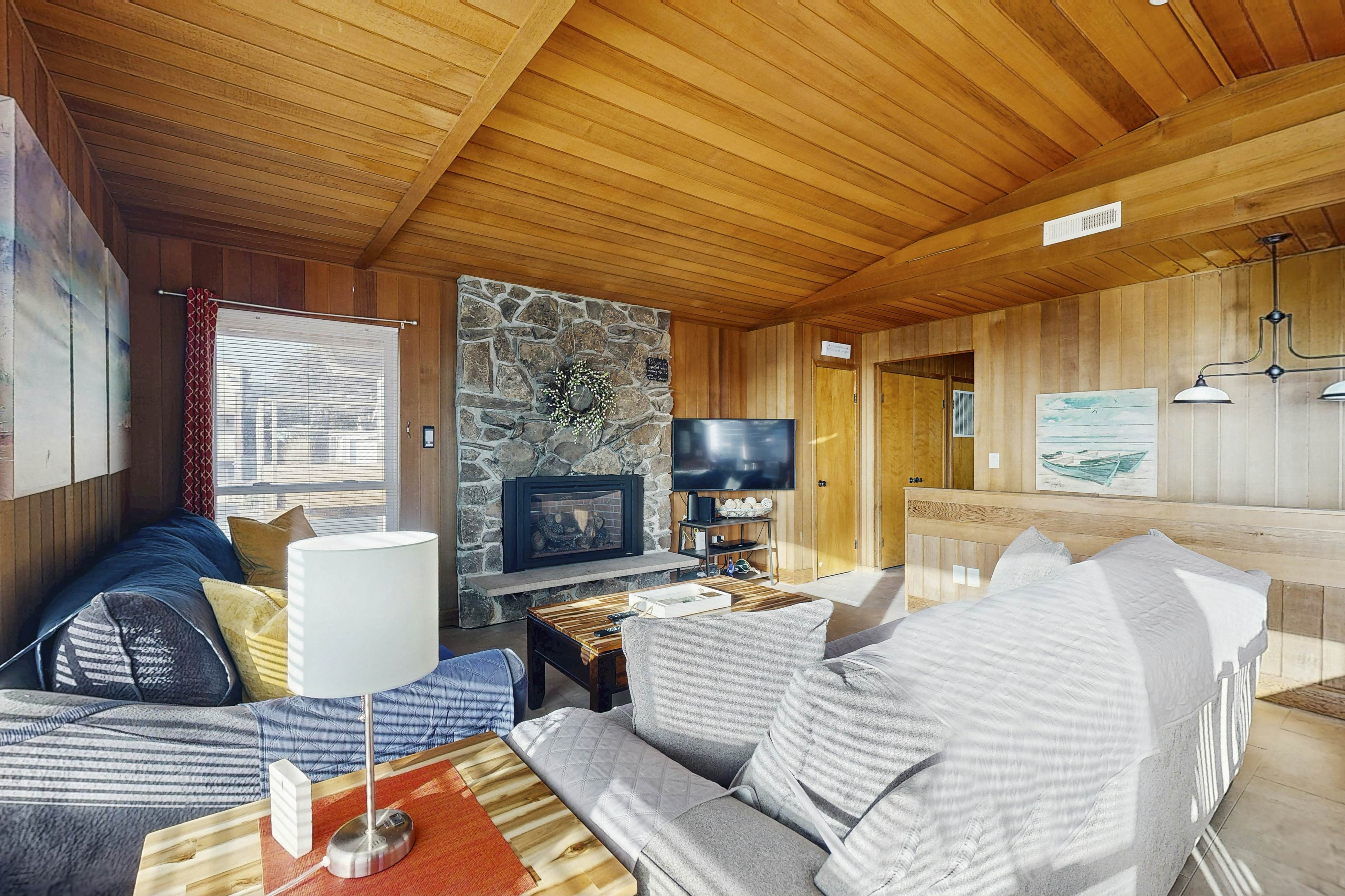 Large home w/ private hot tub & amazing views-1 block to beach-Dogs ok