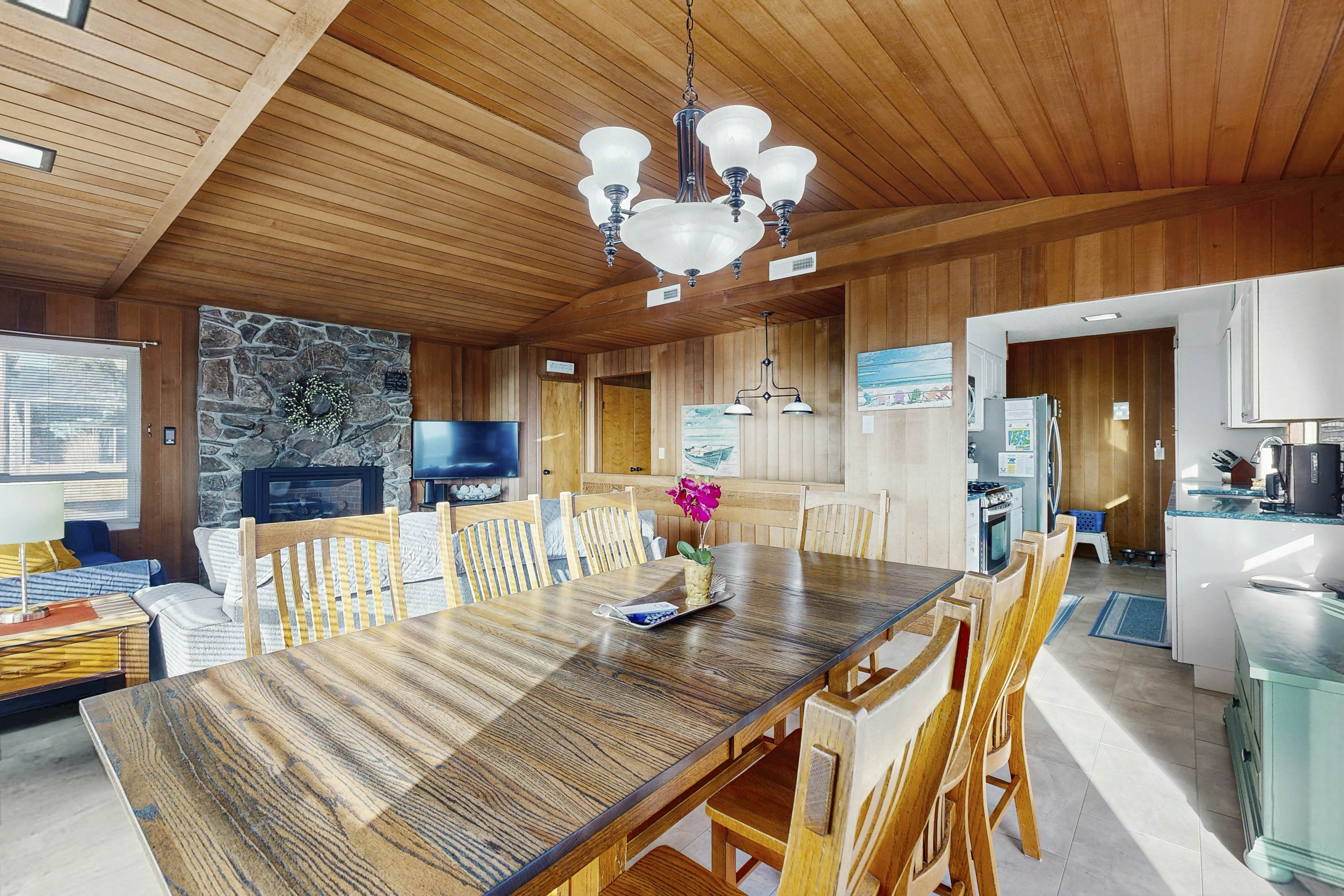 Large home w/ private hot tub & amazing views-1 block to beach-Dogs ok