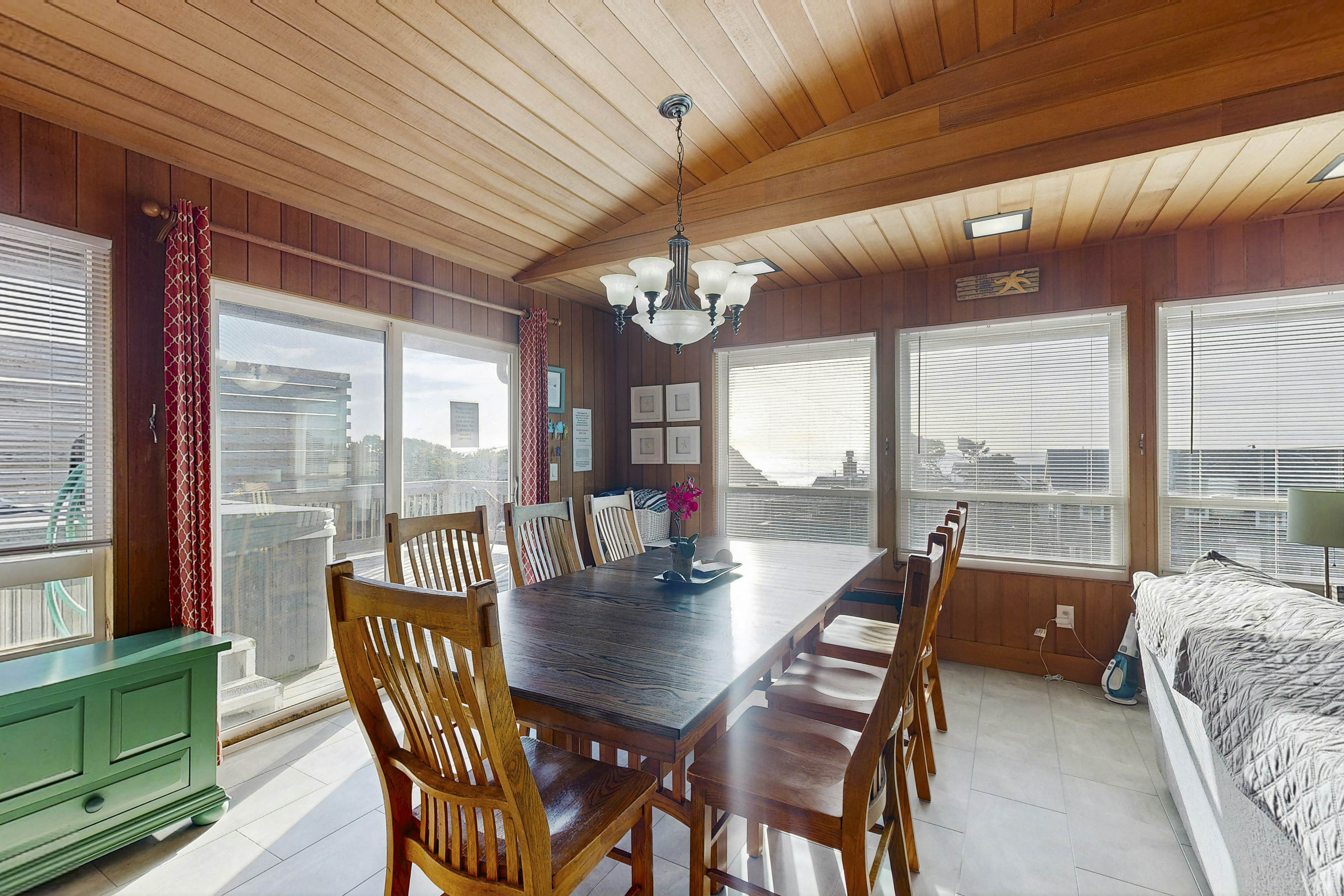 Large home w/ private hot tub & amazing views-1 block to beach-Dogs ok