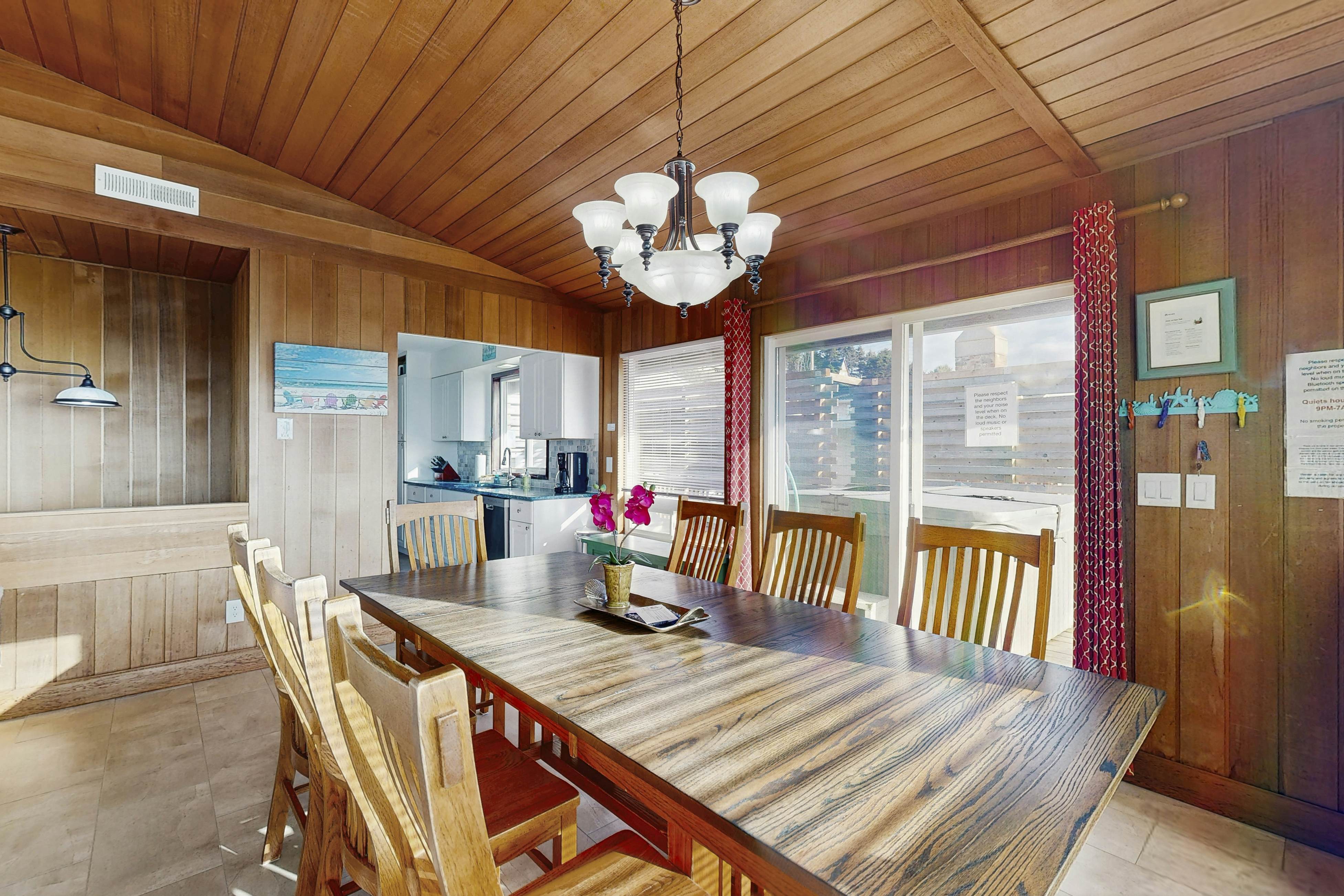 Large home w/ private hot tub & amazing views-1 block to beach-Dogs ok