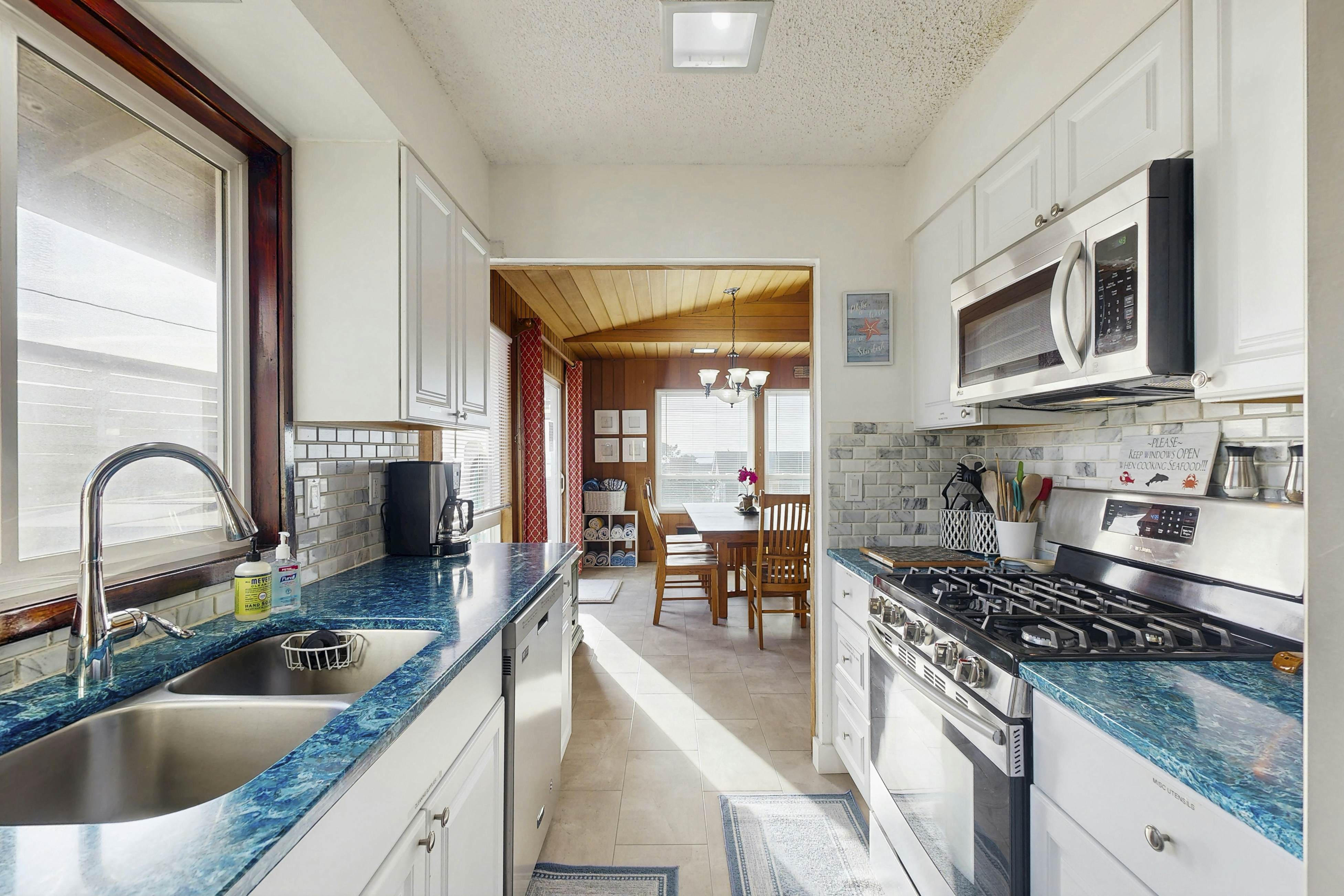 Large home w/ private hot tub & amazing views-1 block to beach-Dogs ok