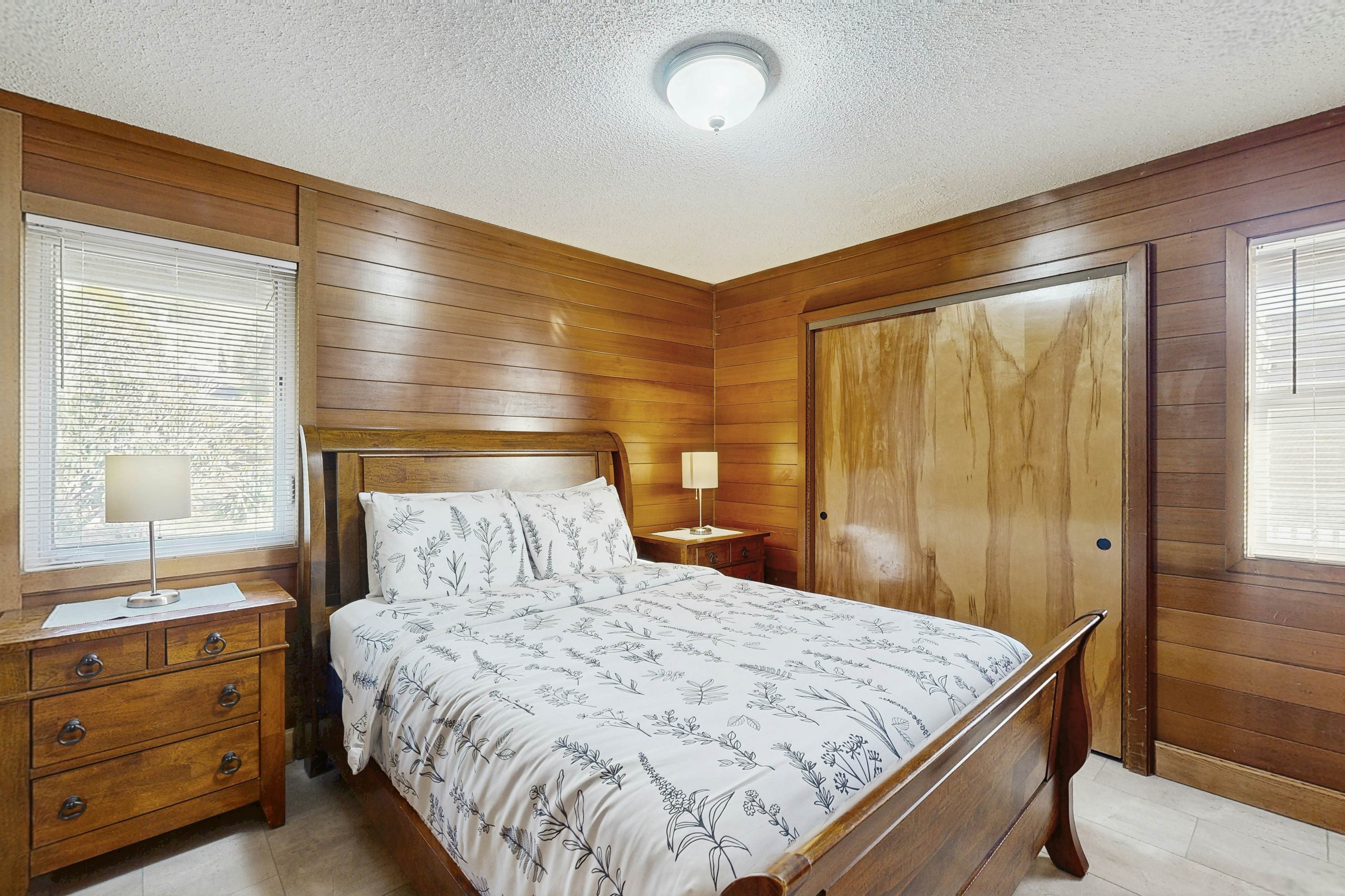 Large home w/ private hot tub & amazing views-1 block to beach-Dogs ok