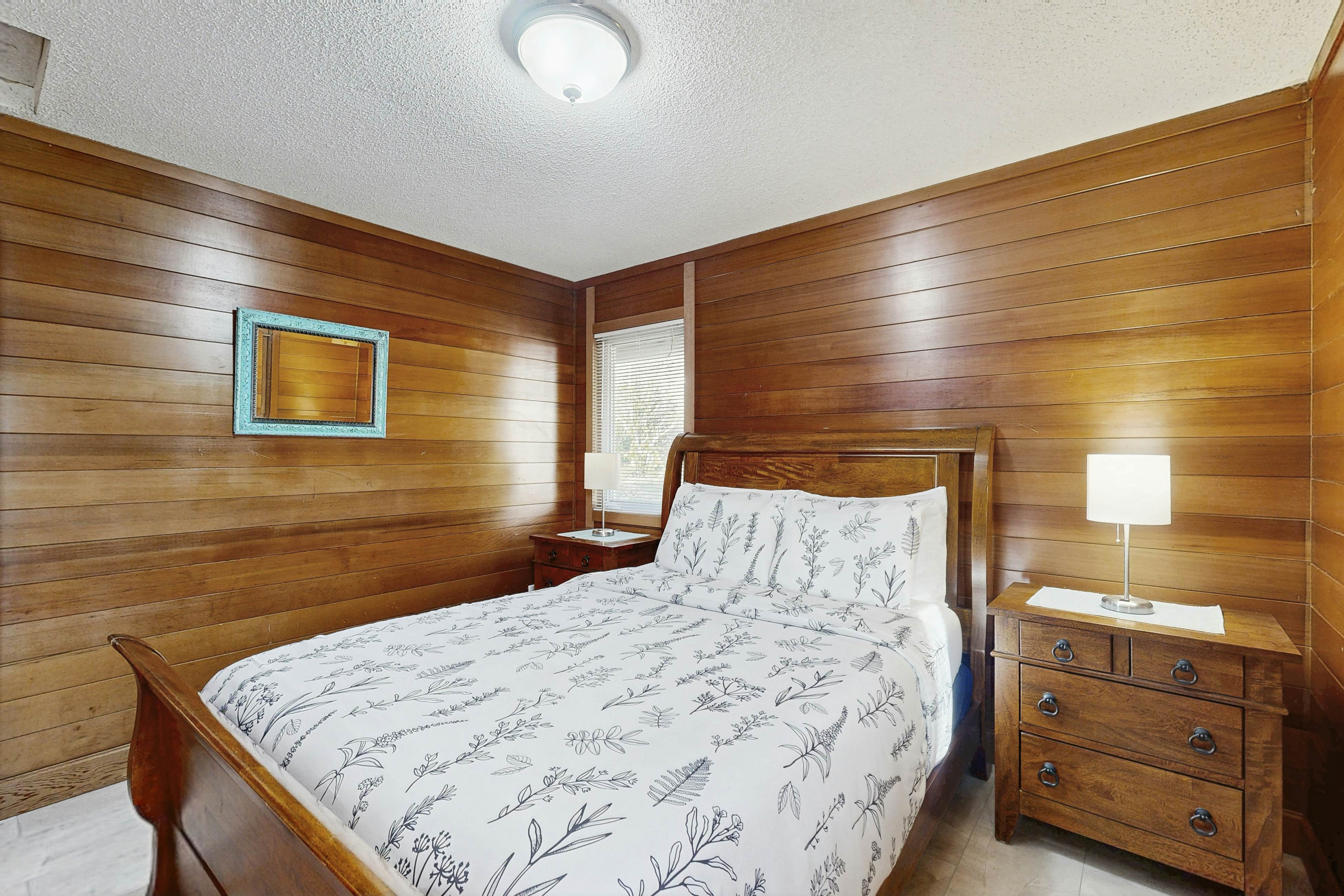 Large home w/ private hot tub & amazing views-1 block to beach-Dogs ok