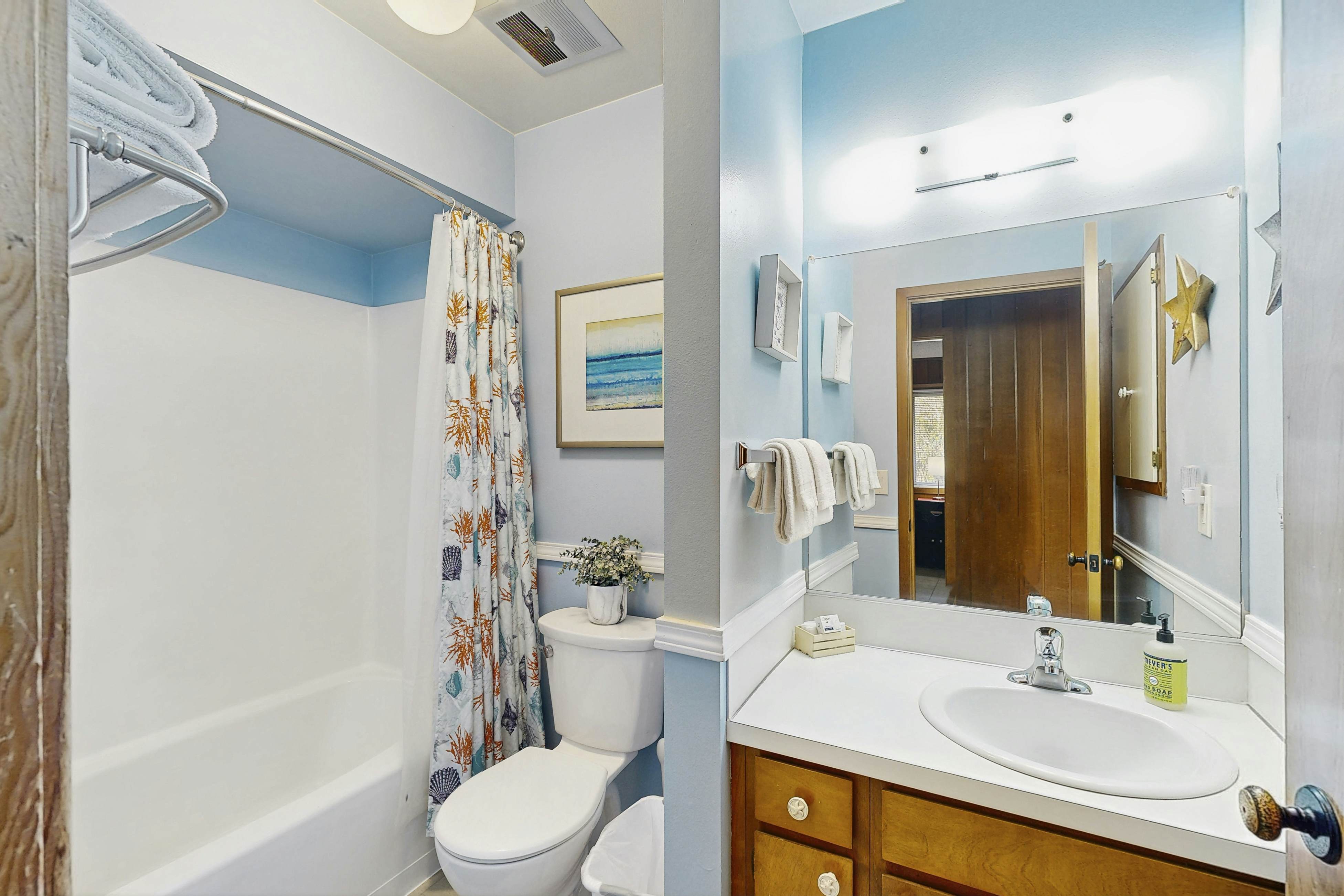 Large home w/ private hot tub & amazing views-1 block to beach-Dogs ok