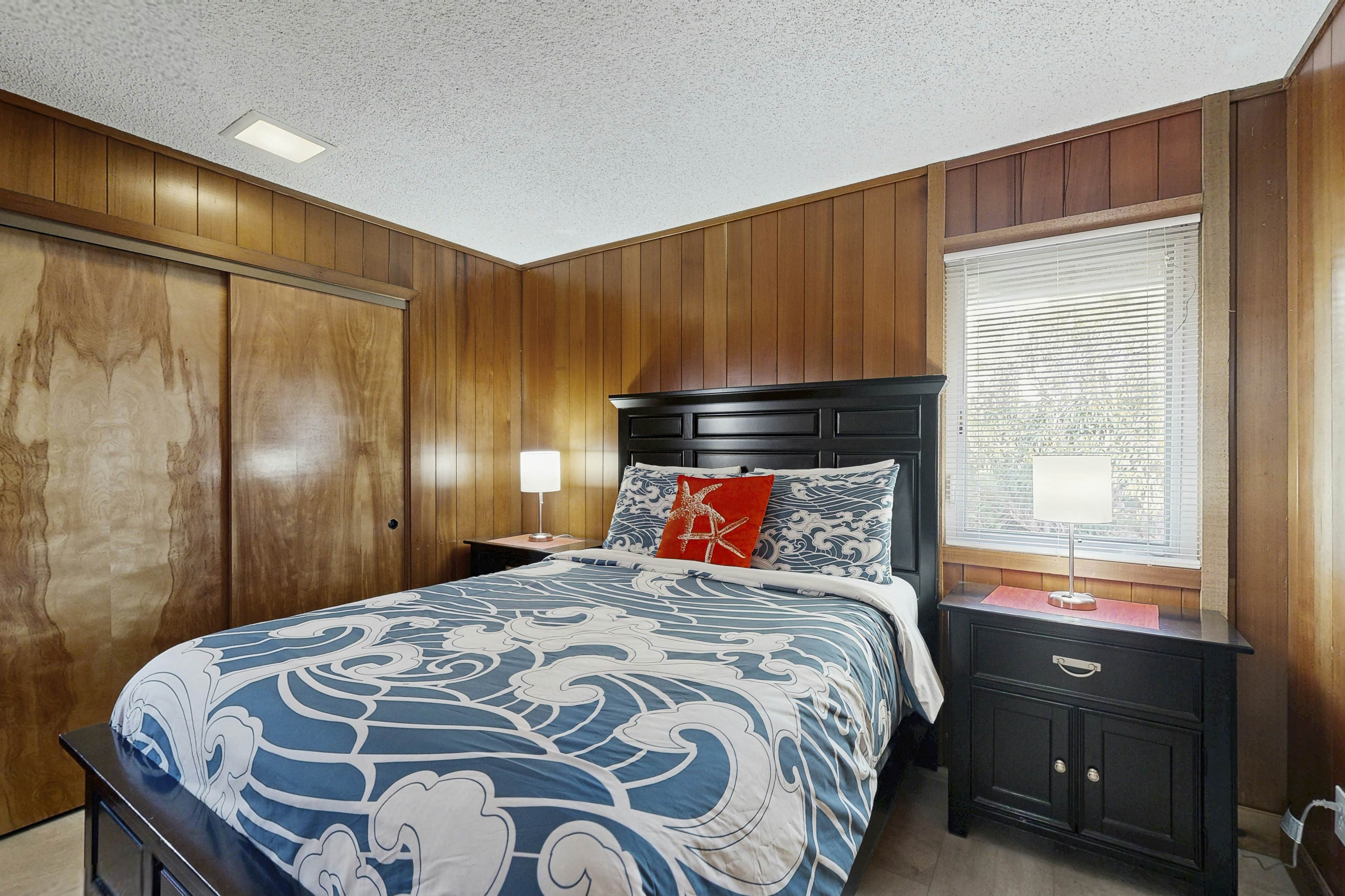 Large home w/ private hot tub & amazing views-1 block to beach-Dogs ok