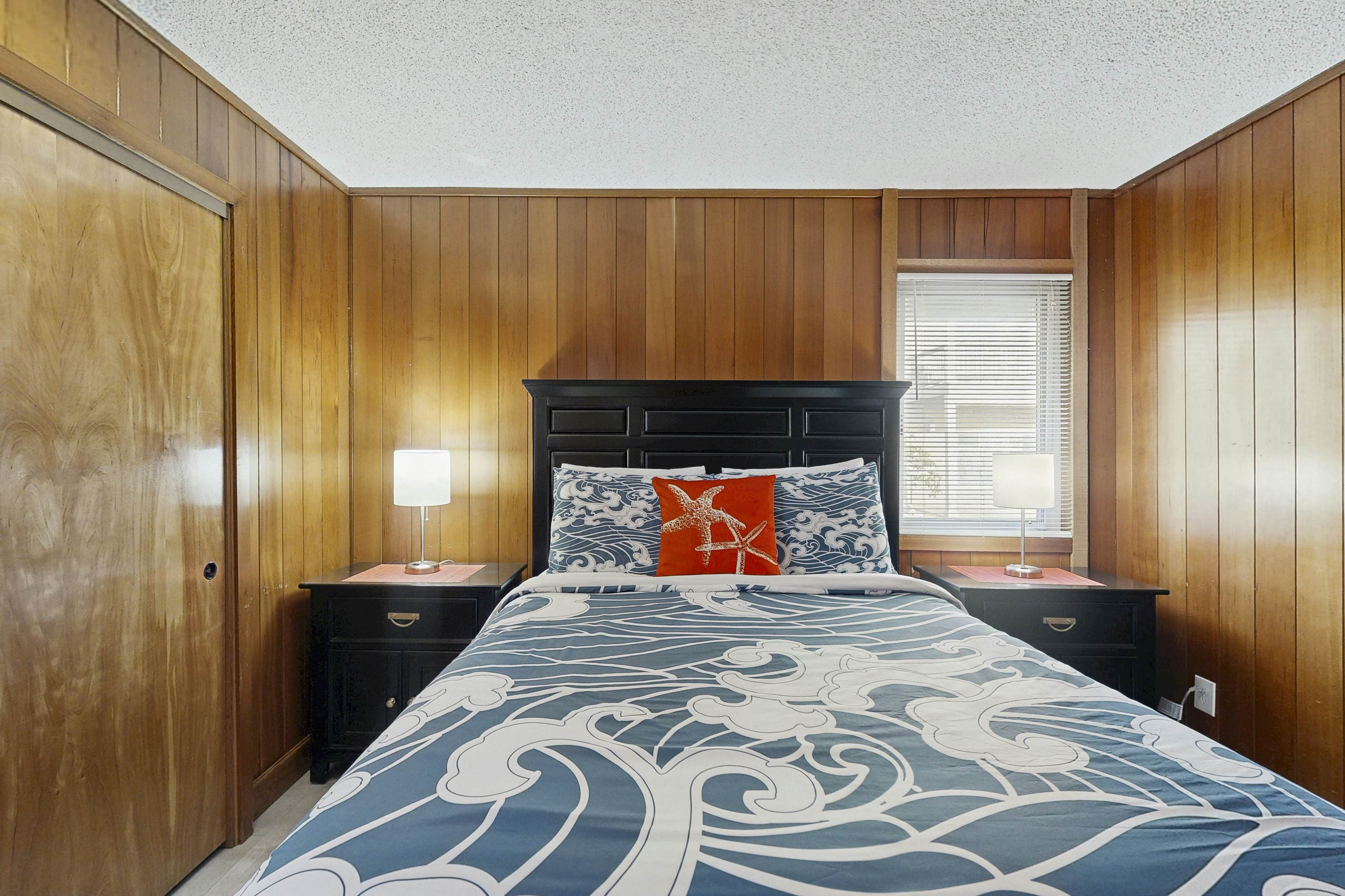 Large home w/ private hot tub & amazing views-1 block to beach-Dogs ok