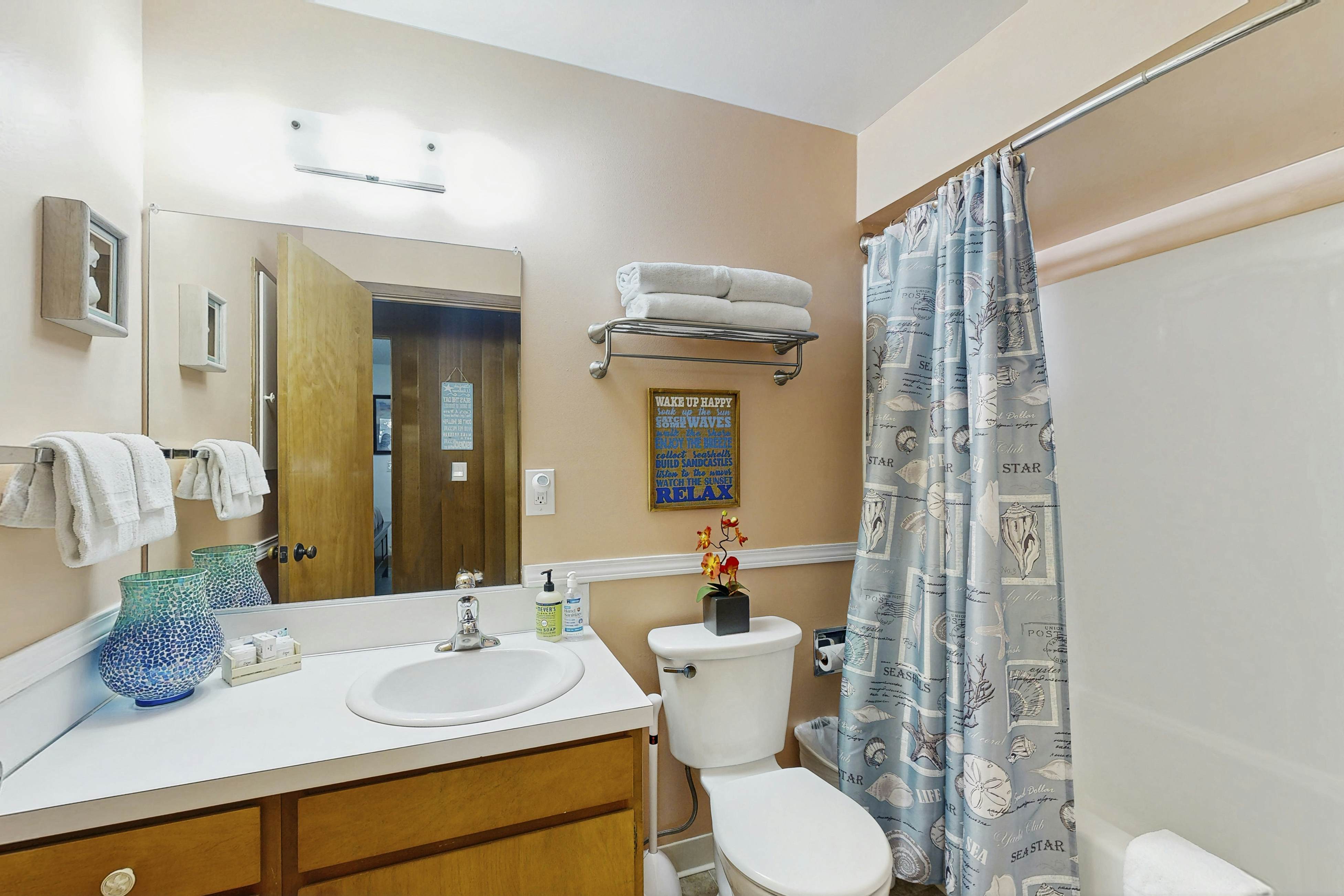 Large home w/ private hot tub & amazing views-1 block to beach-Dogs ok