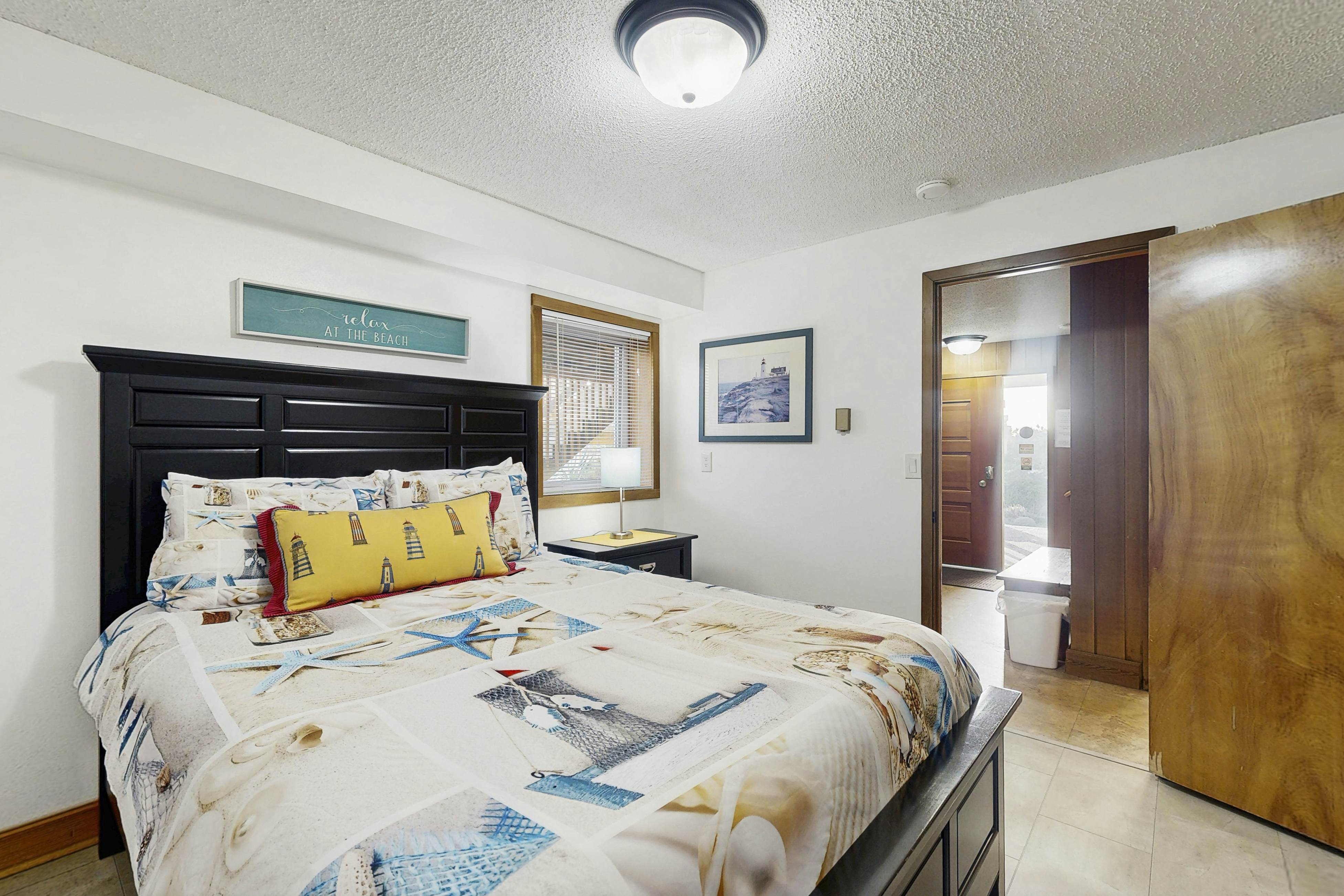 Large home w/ private hot tub & amazing views-1 block to beach-Dogs ok