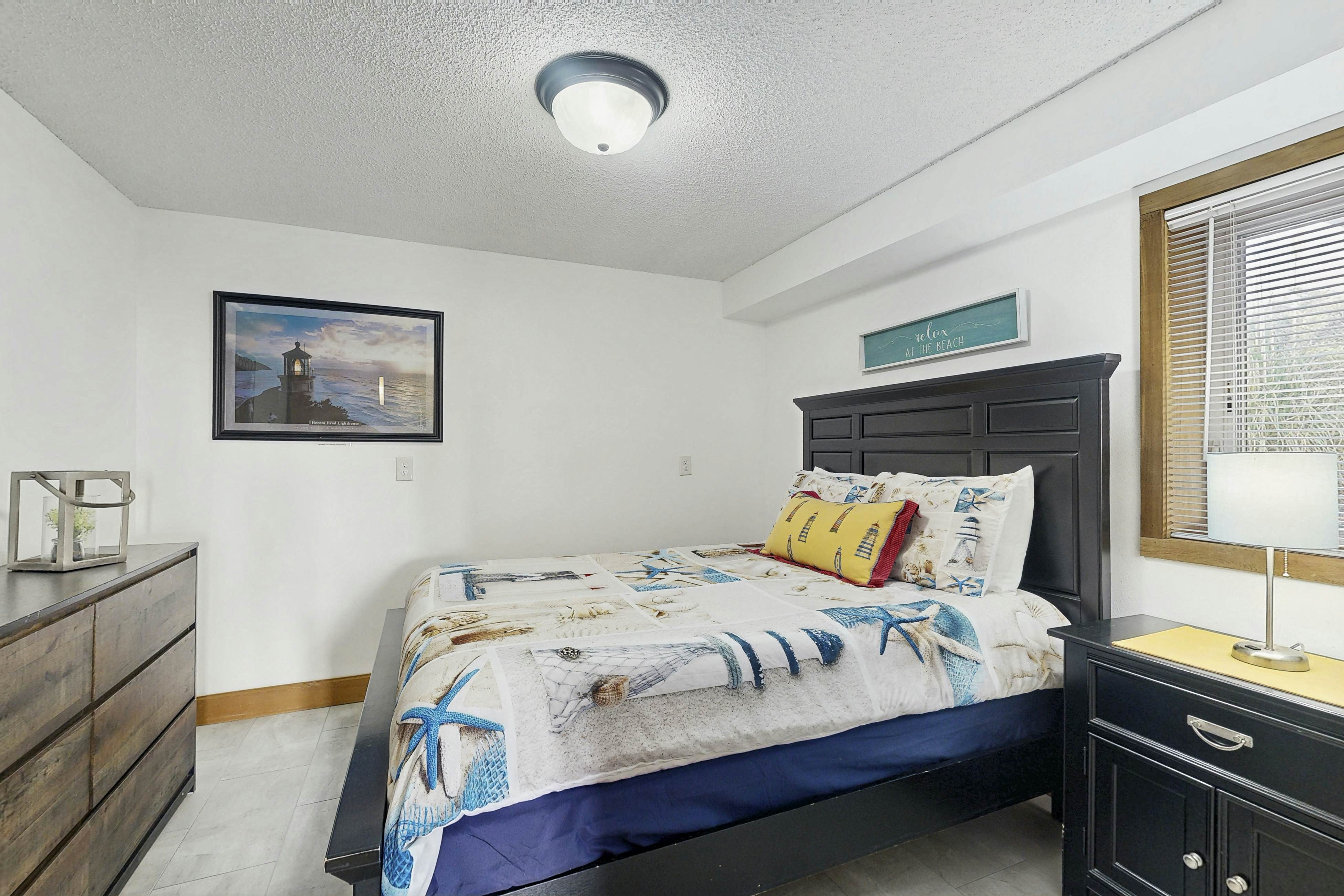 Large home w/ private hot tub & amazing views-1 block to beach-Dogs ok