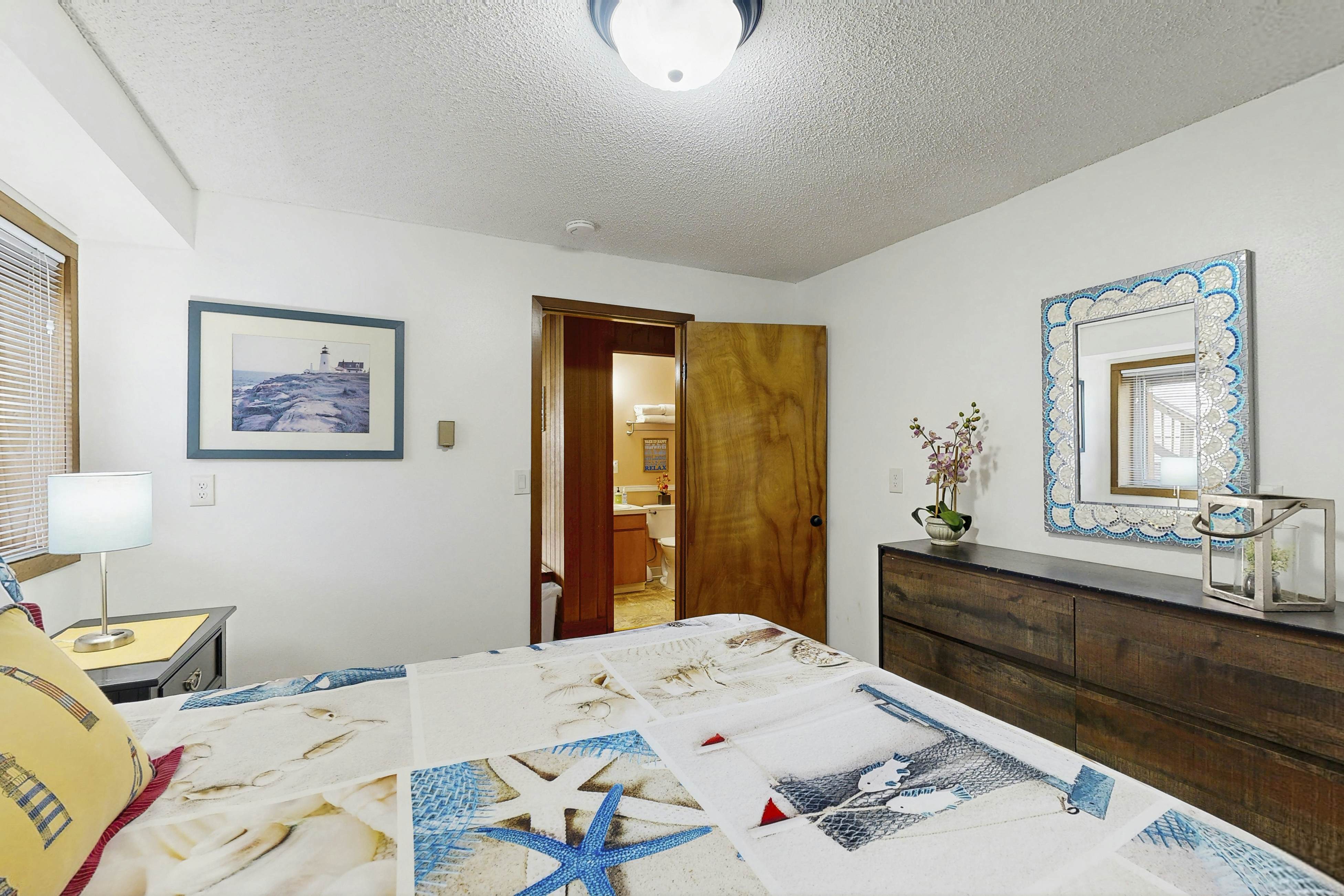 Large home w/ private hot tub & amazing views-1 block to beach-Dogs ok