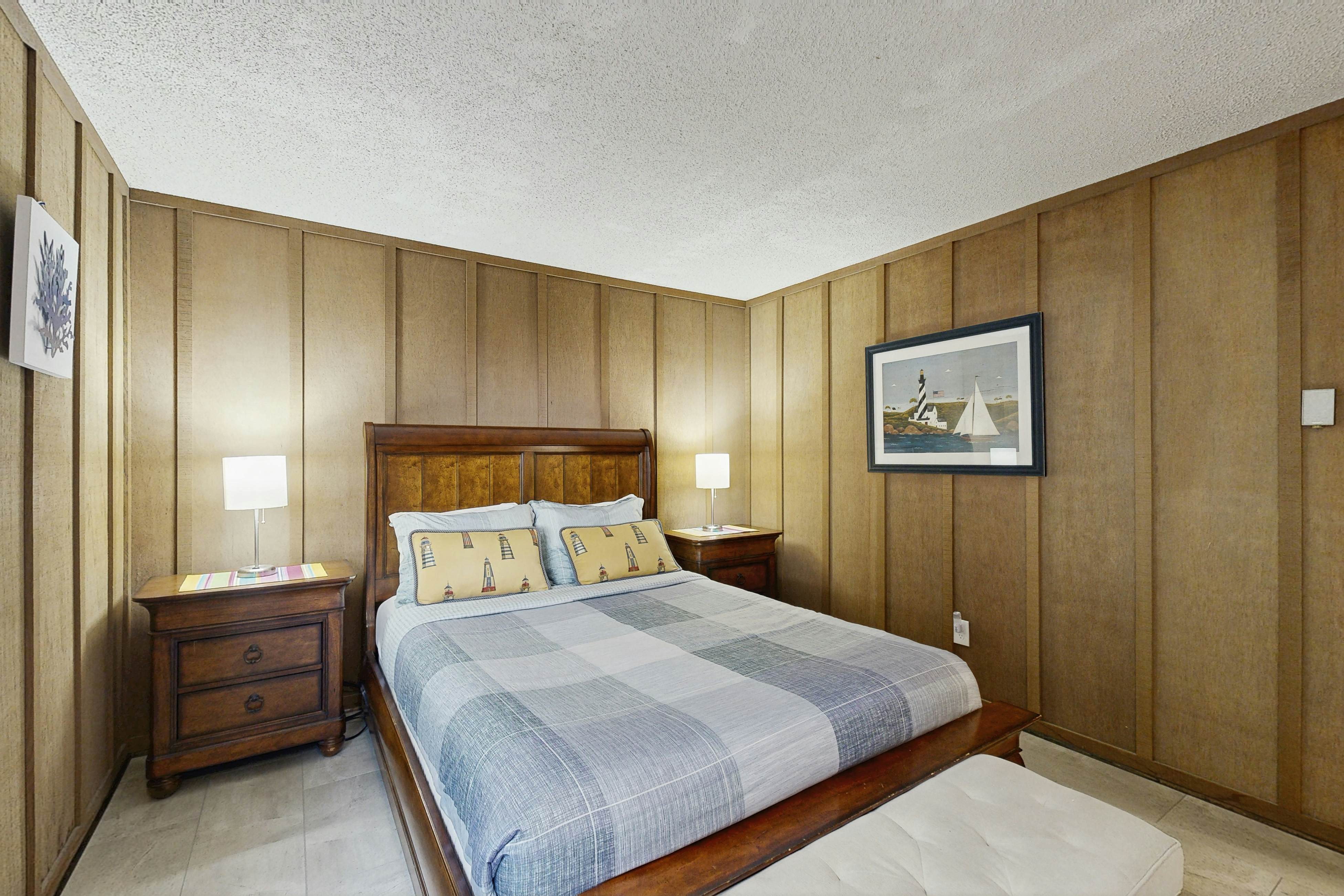 Large home w/ private hot tub & amazing views-1 block to beach-Dogs ok