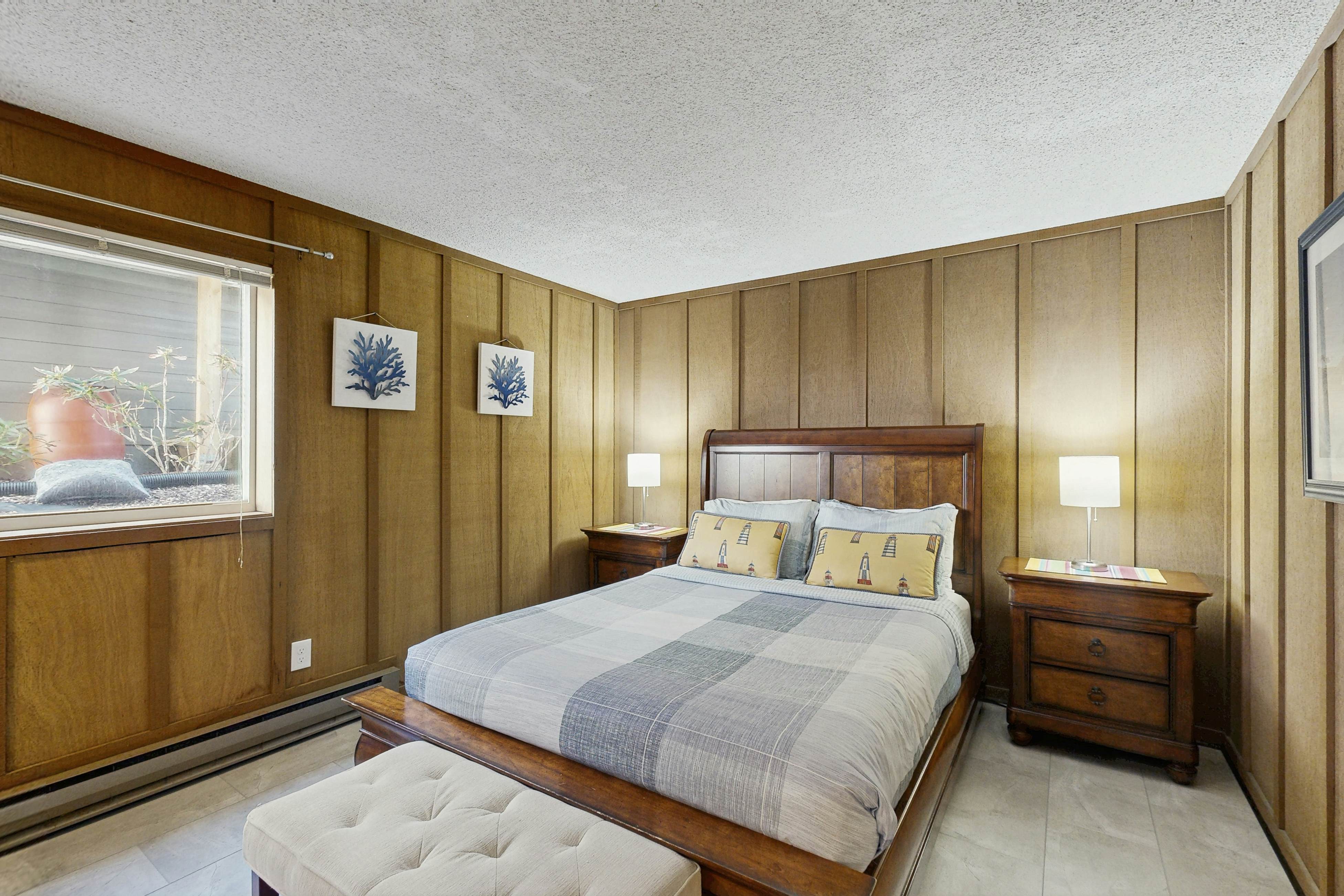 Large home w/ private hot tub & amazing views-1 block to beach-Dogs ok