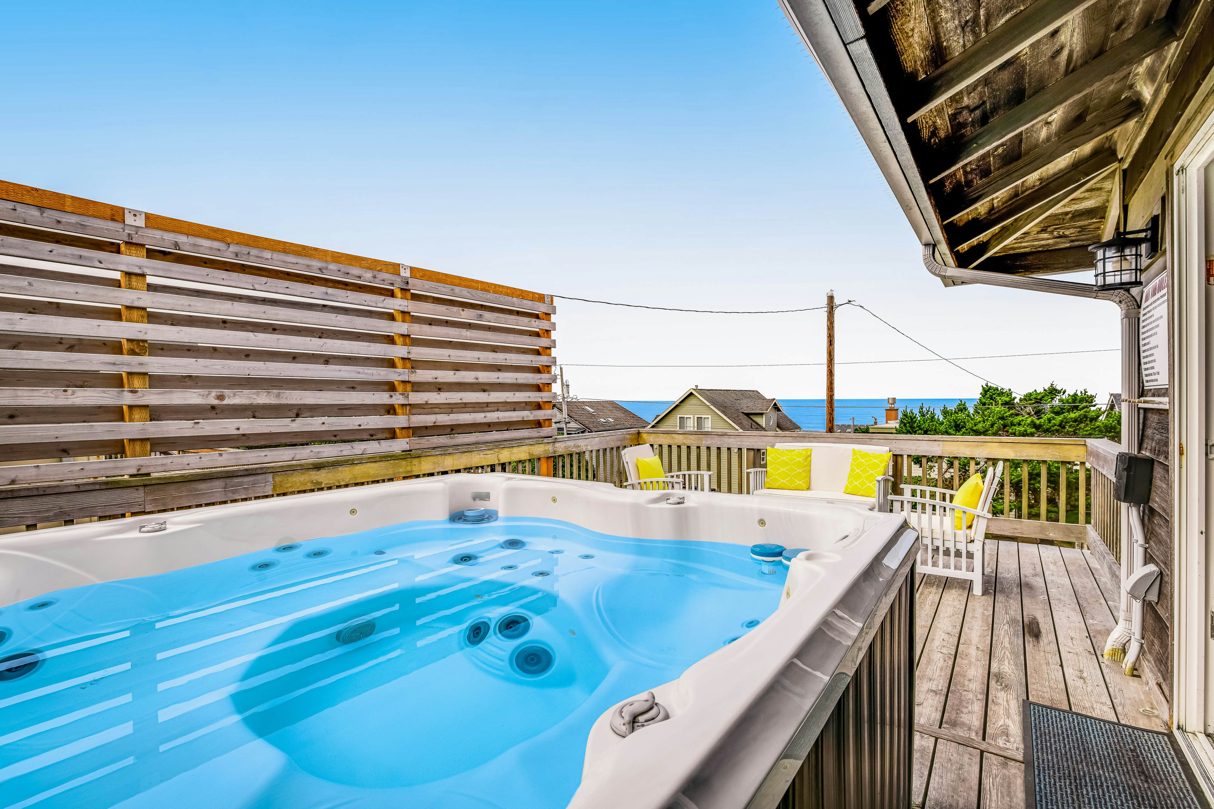 Large home w/ private hot tub & amazing views-1 block to beach-Dogs ok