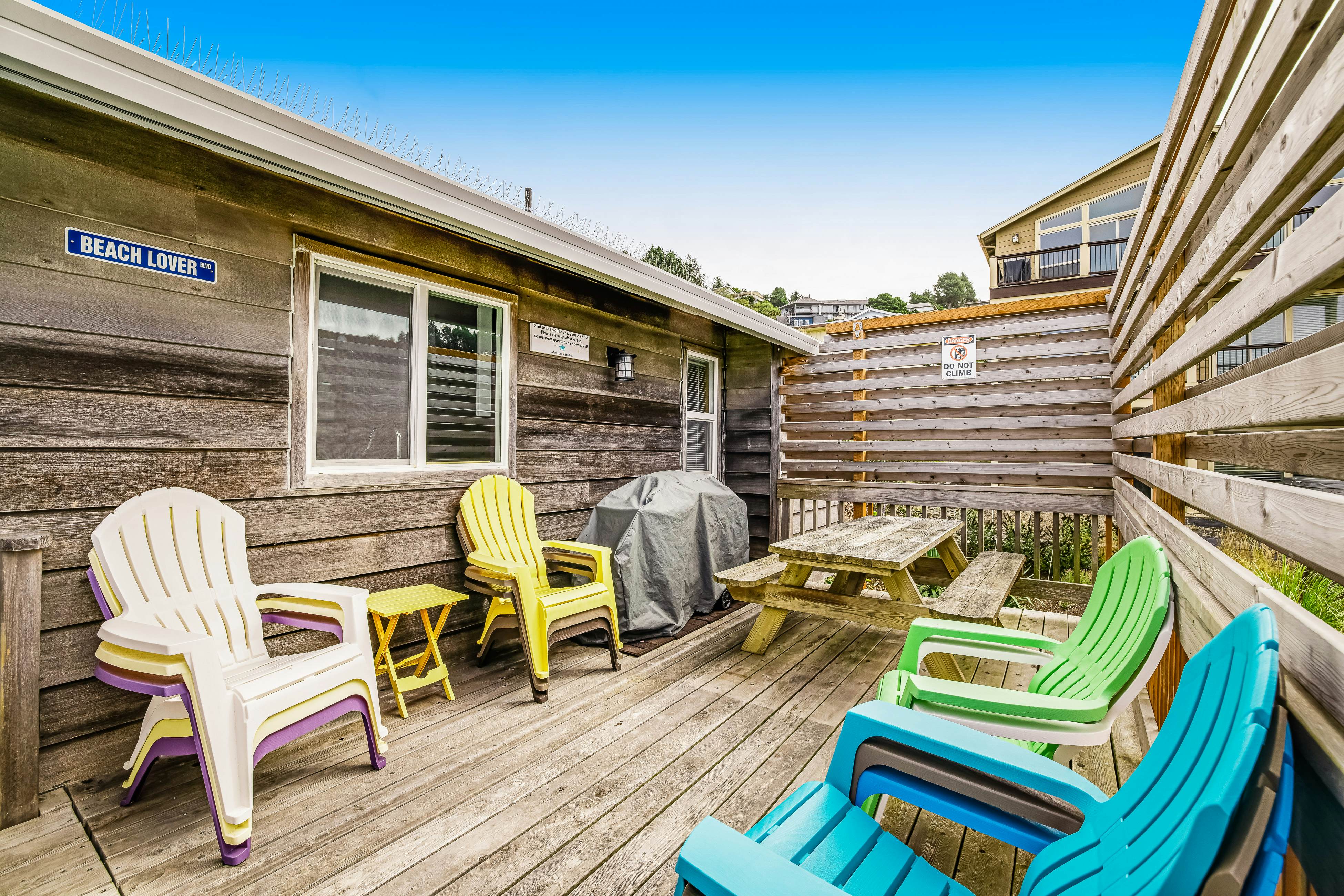 Large home w/ private hot tub & amazing views-1 block to beach-Dogs ok