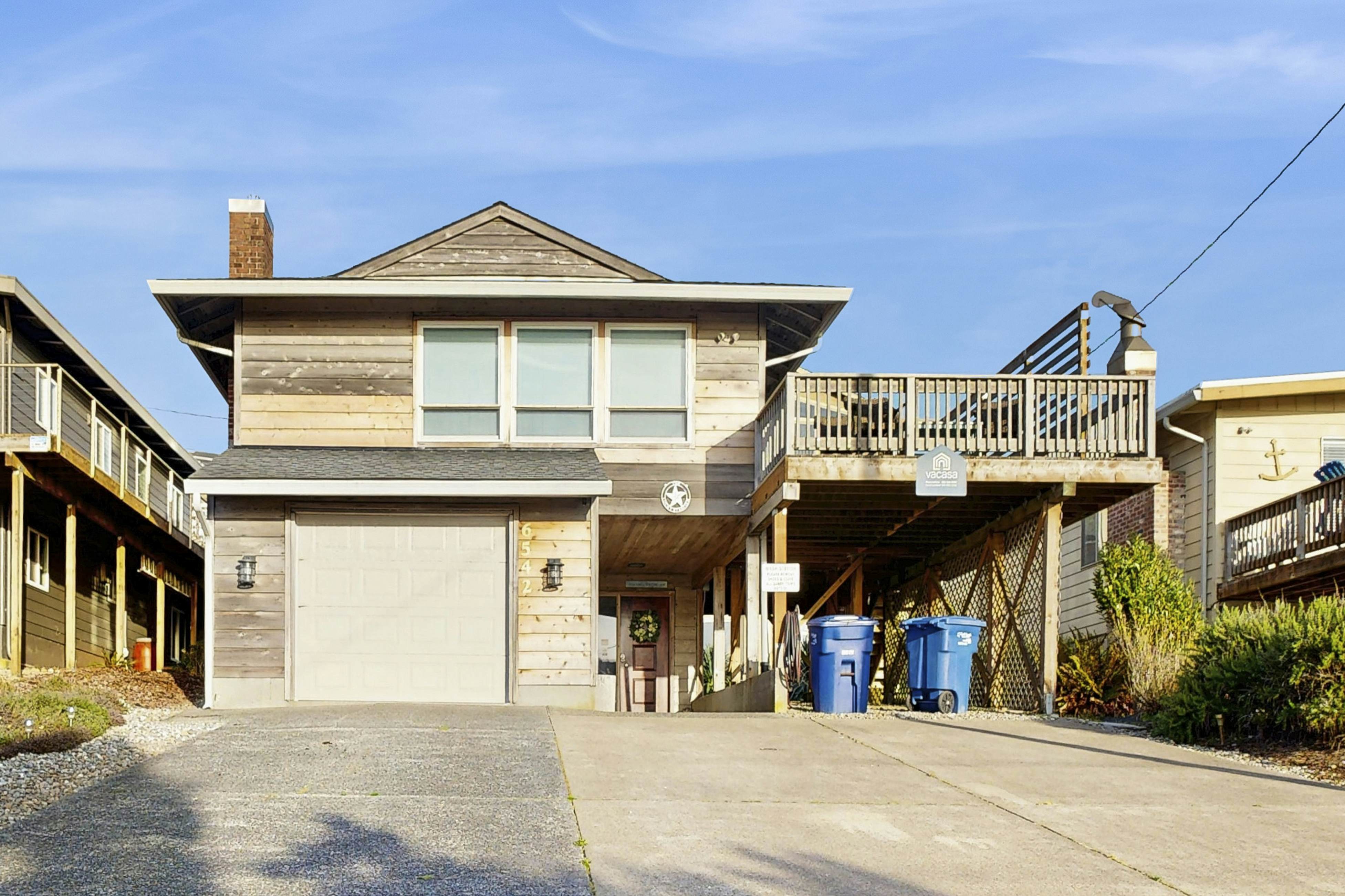 Large home w/ private hot tub & amazing views-1 block to beach-Dogs ok