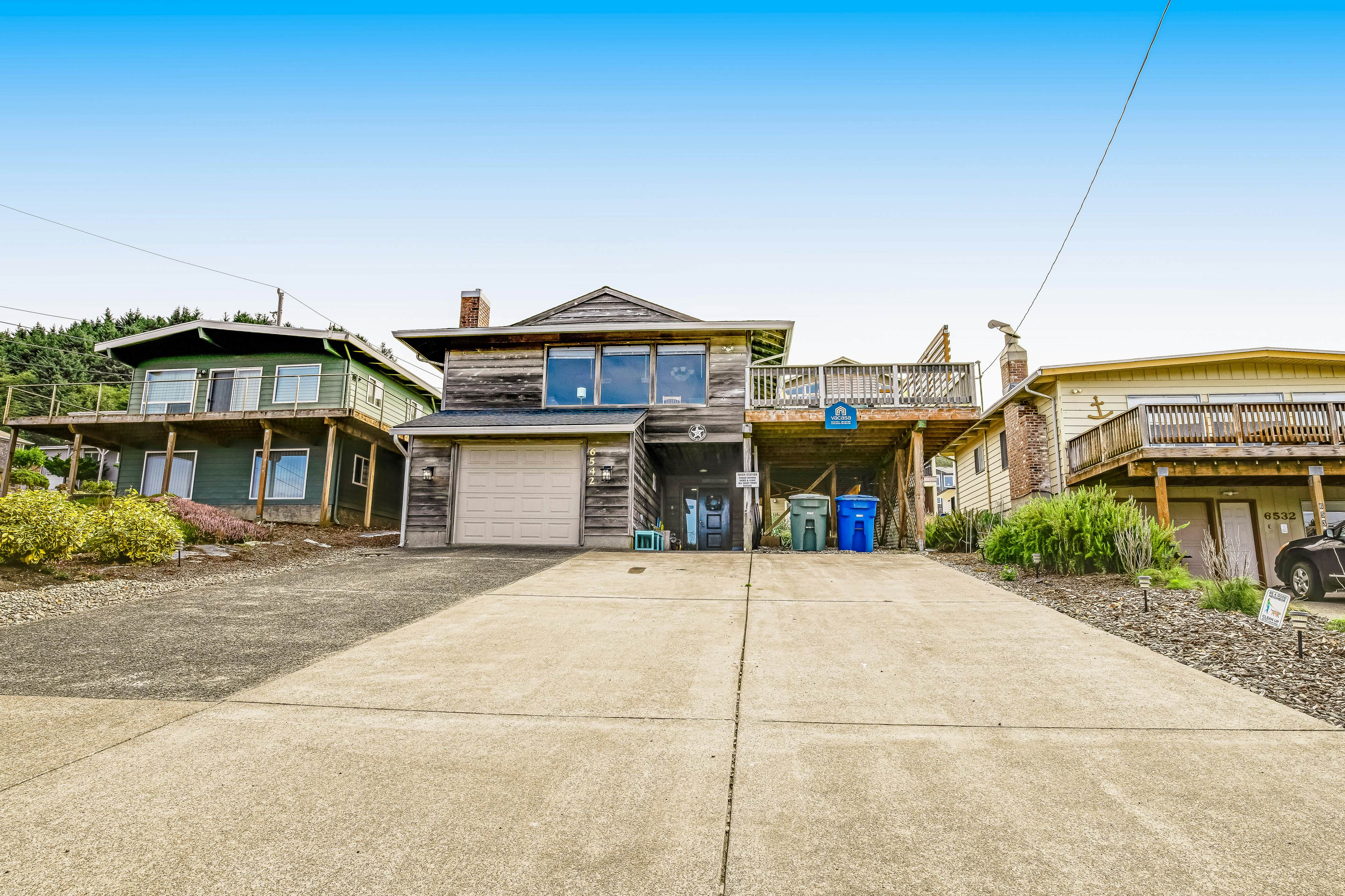 Large home w/ private hot tub & amazing views-1 block to beach-Dogs ok