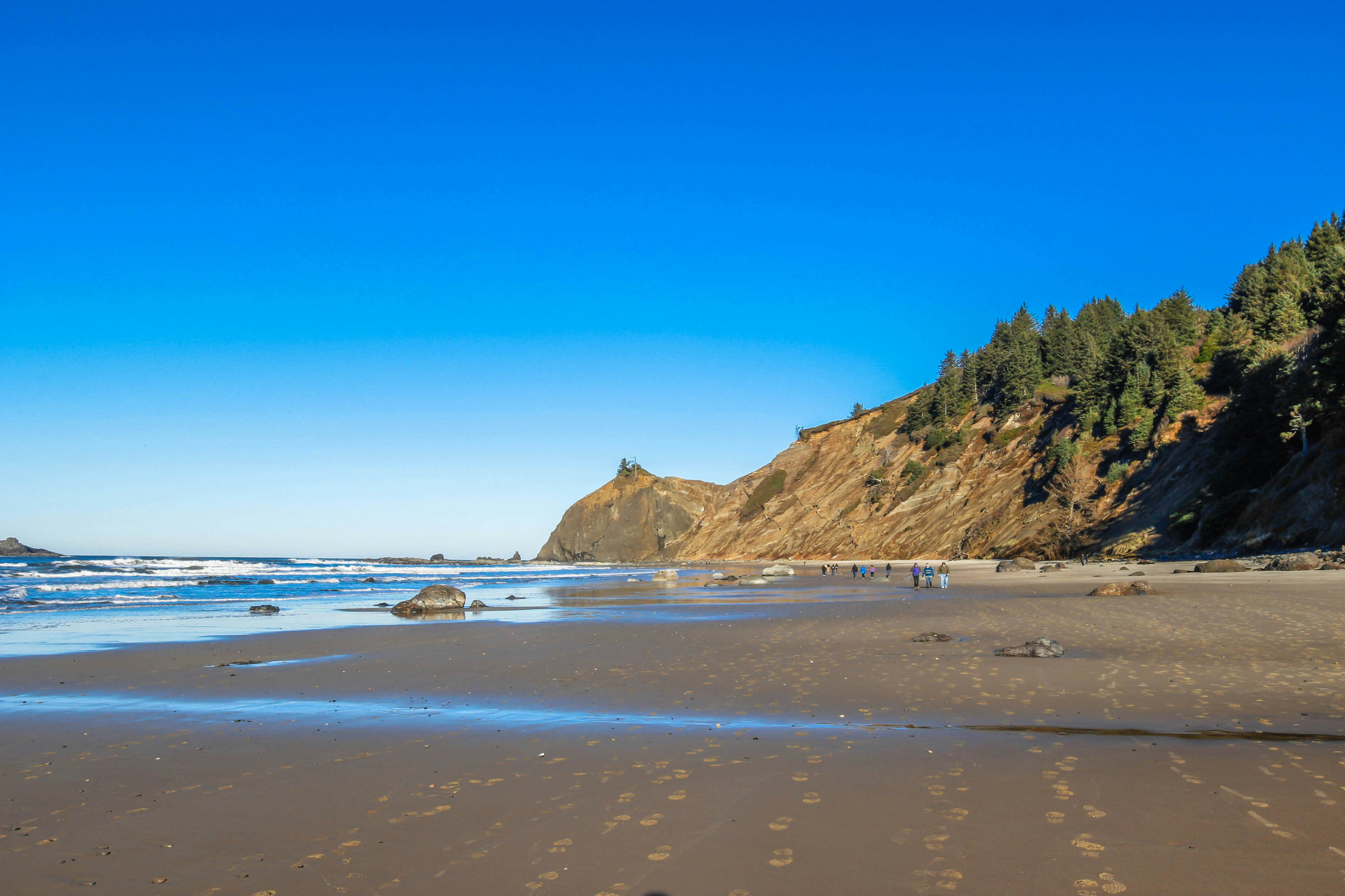 Large home w/ private hot tub & amazing views-1 block to beach-Dogs ok