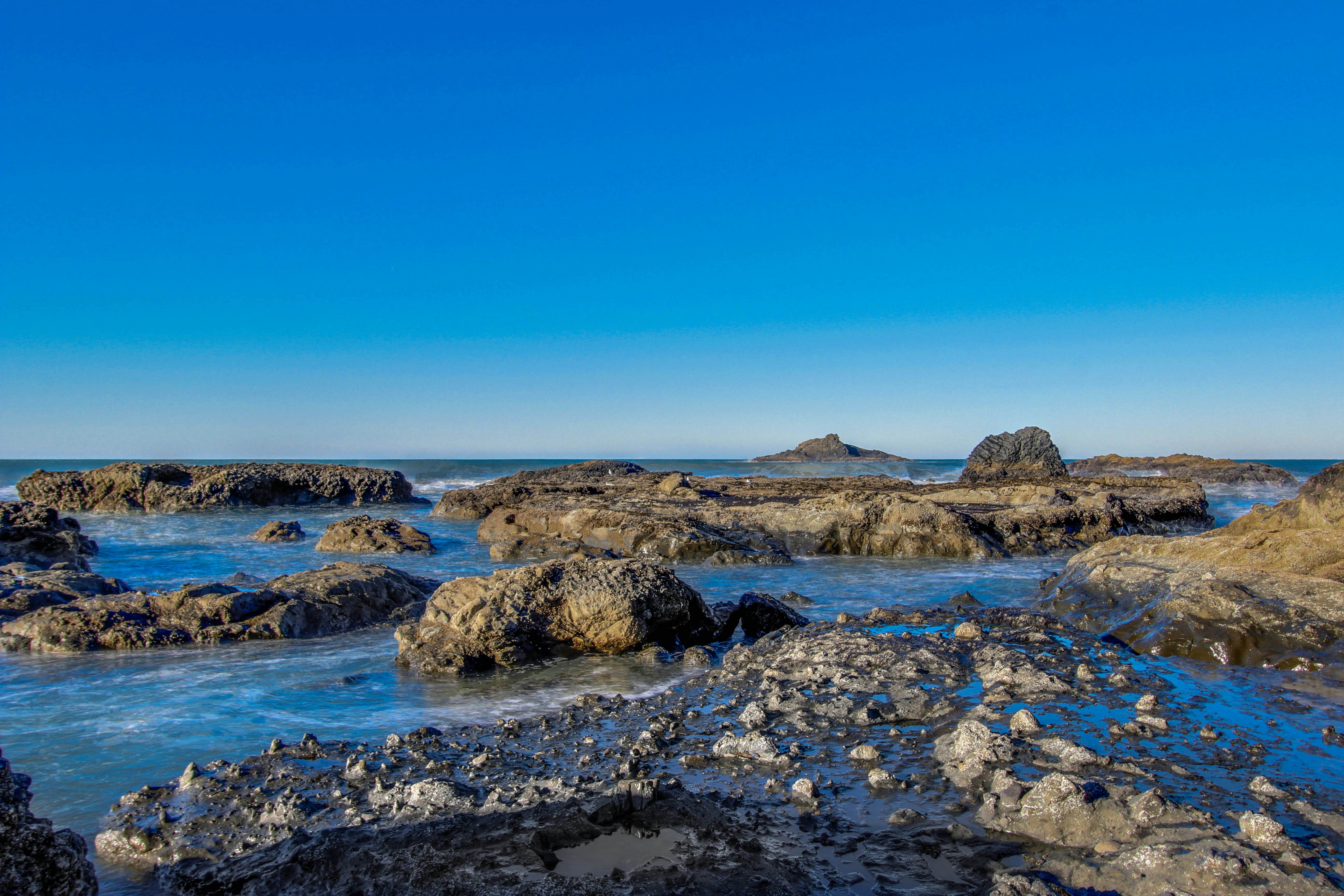 Large home w/ private hot tub & amazing views-1 block to beach-Dogs ok