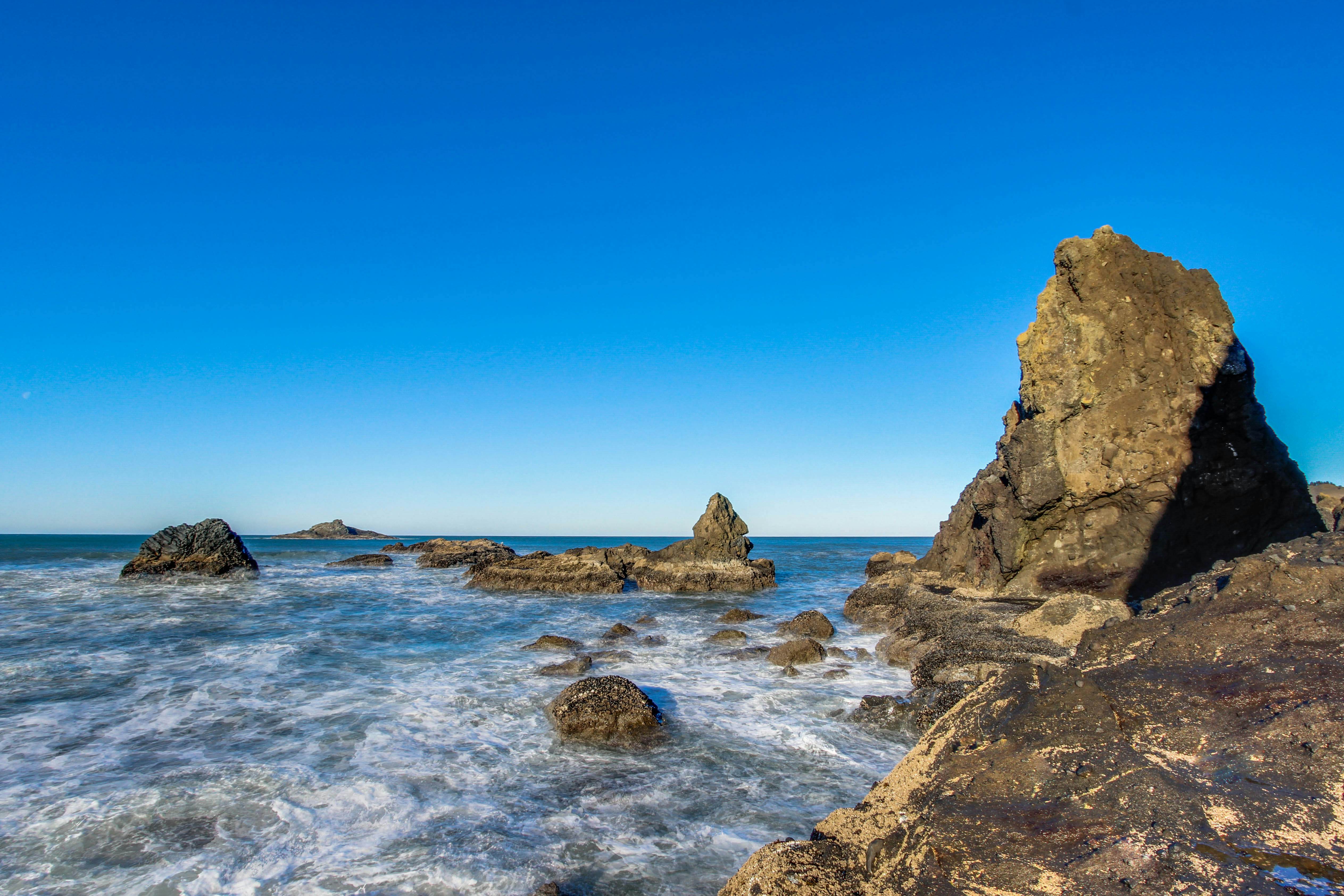 Large home w/ private hot tub & amazing views-1 block to beach-Dogs ok