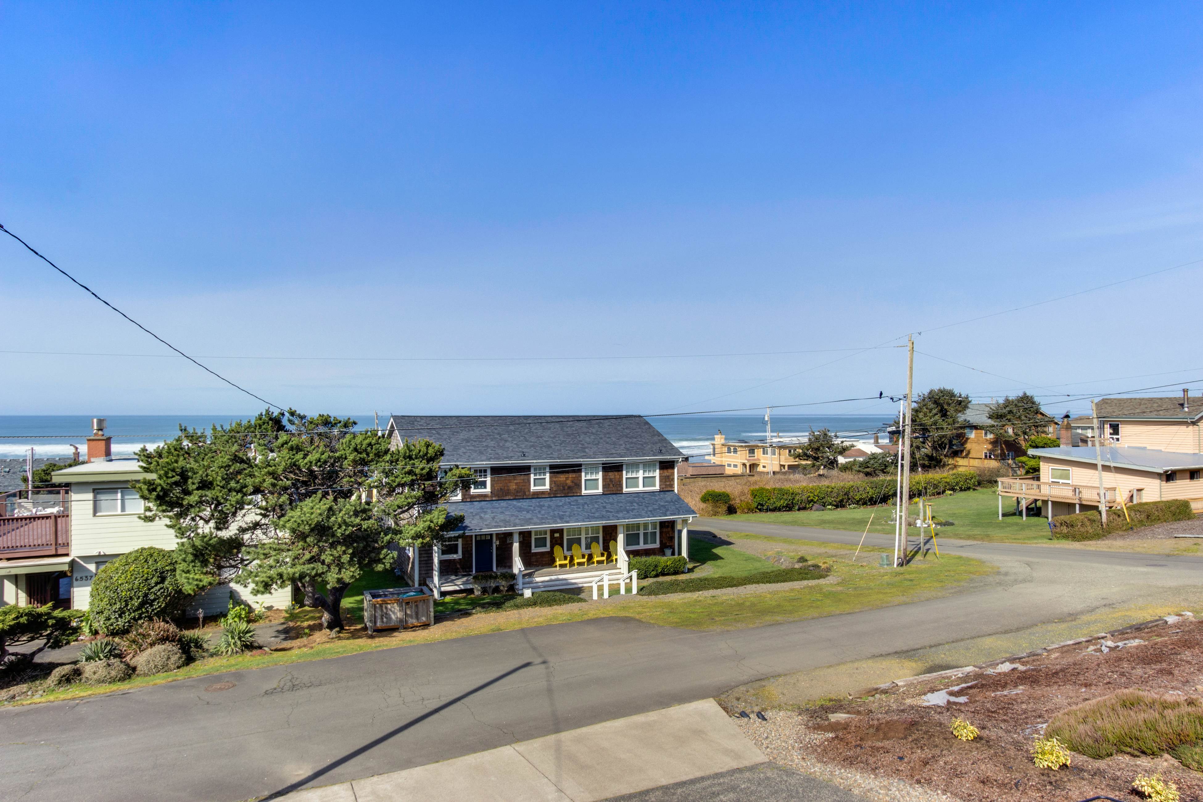 Large home w/ private hot tub & amazing views-1 block to beach-Dogs ok