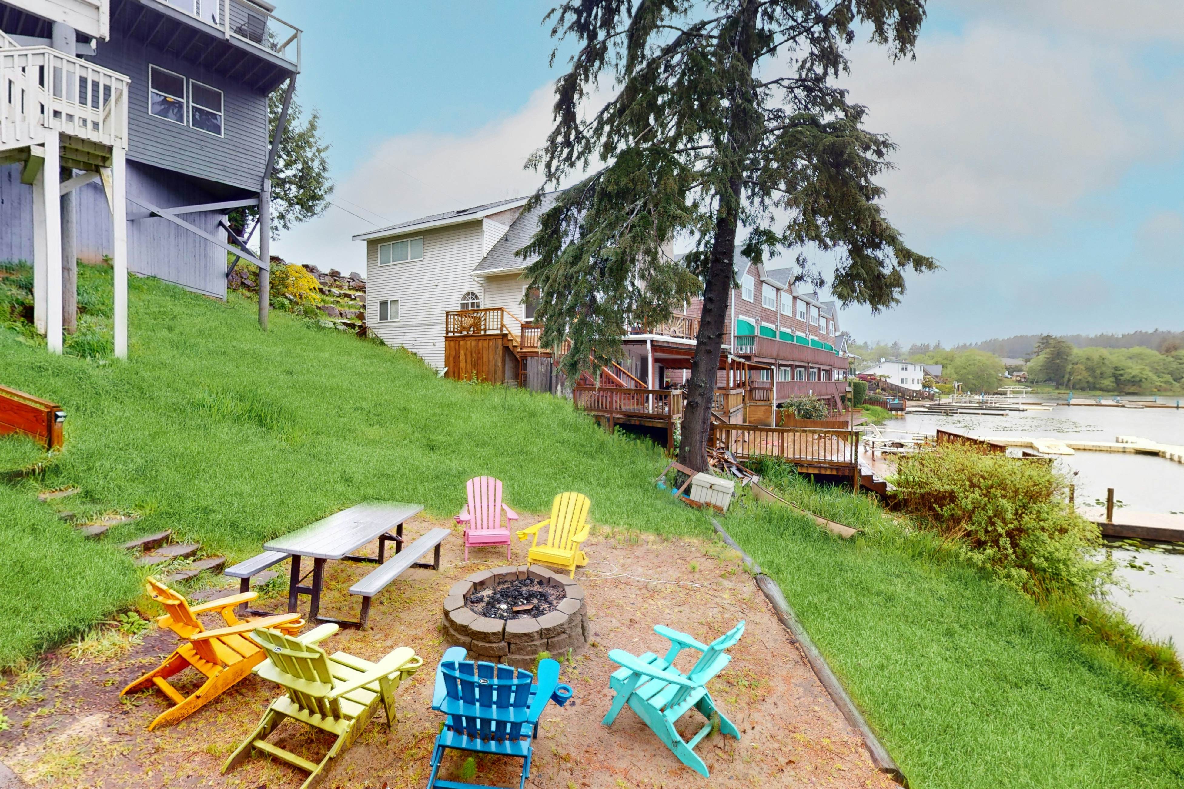 Lakefront townhome with electric grill, firepit, ping-pong table, & shared dock