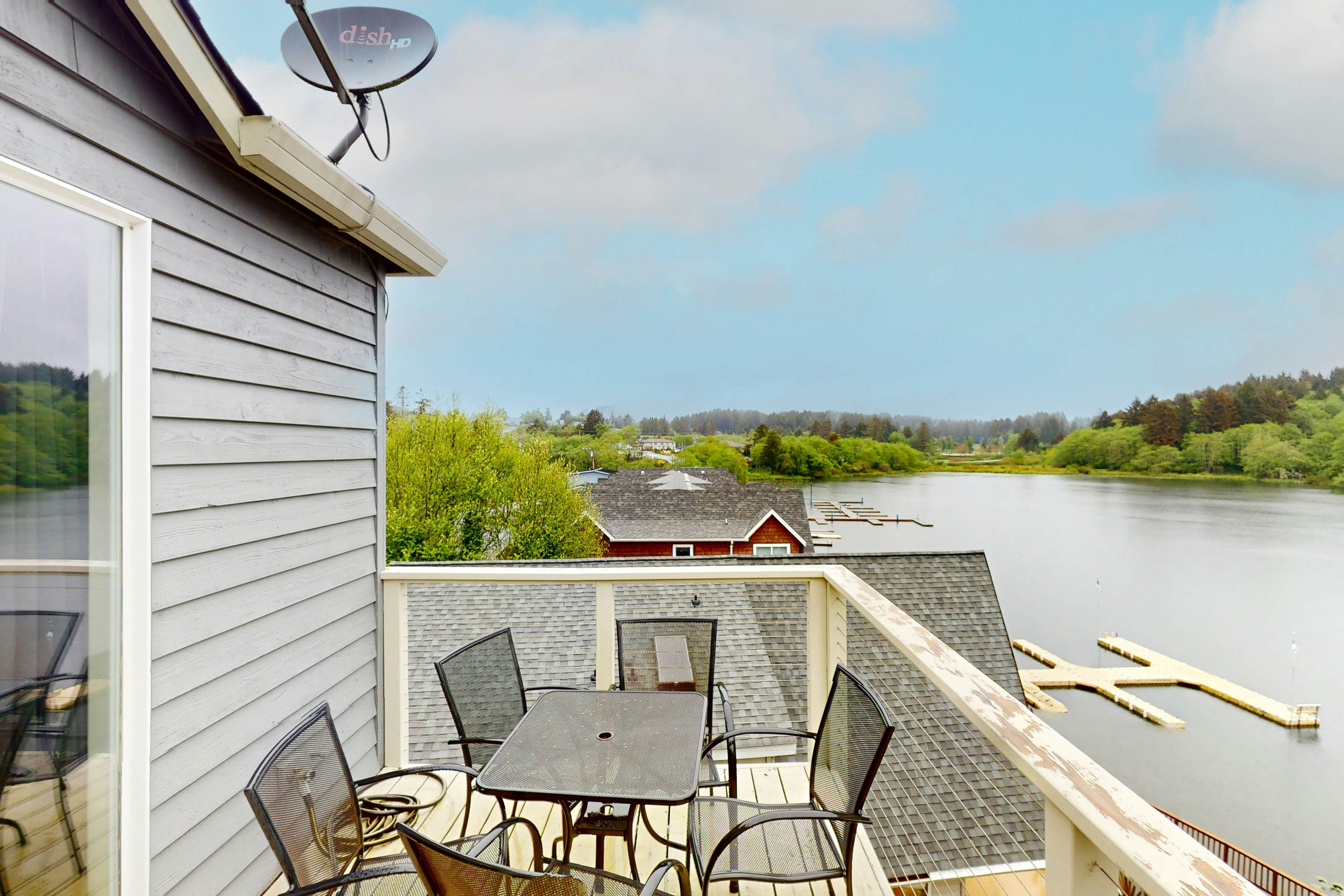 Lakefront townhome with electric grill, firepit, ping-pong table, & shared dock