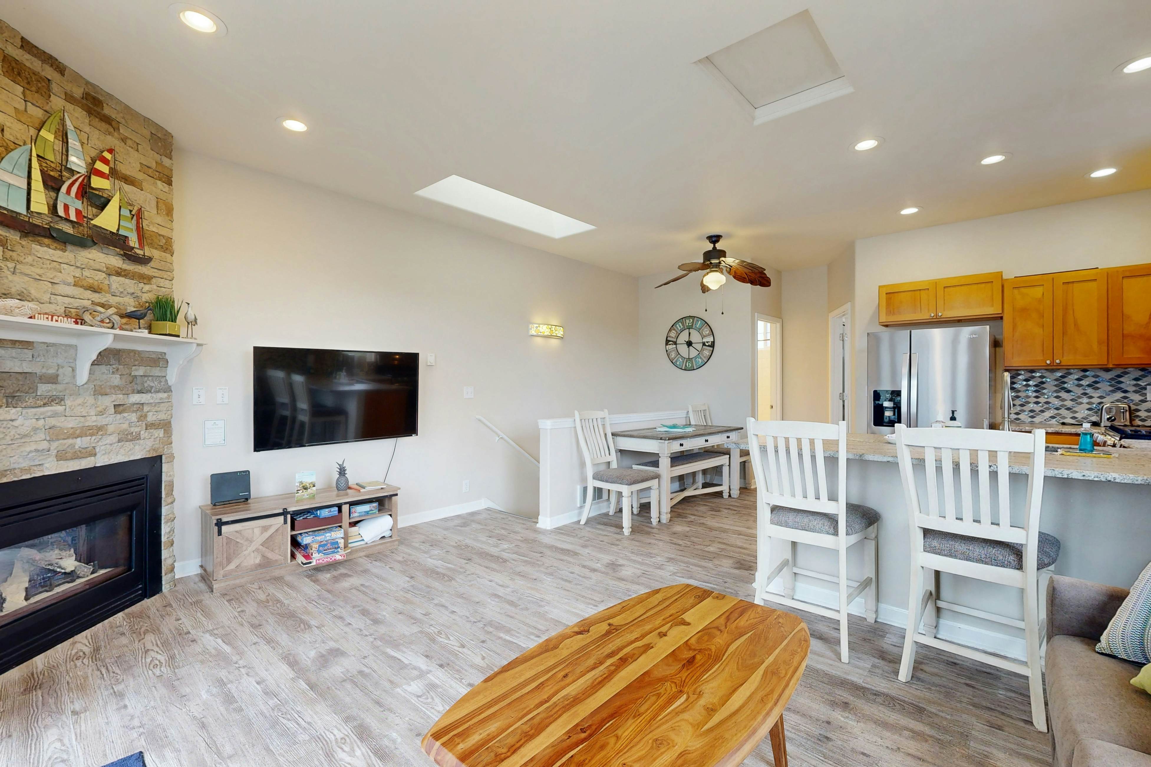 Lakefront townhome with electric grill, firepit, ping-pong table, & shared dock