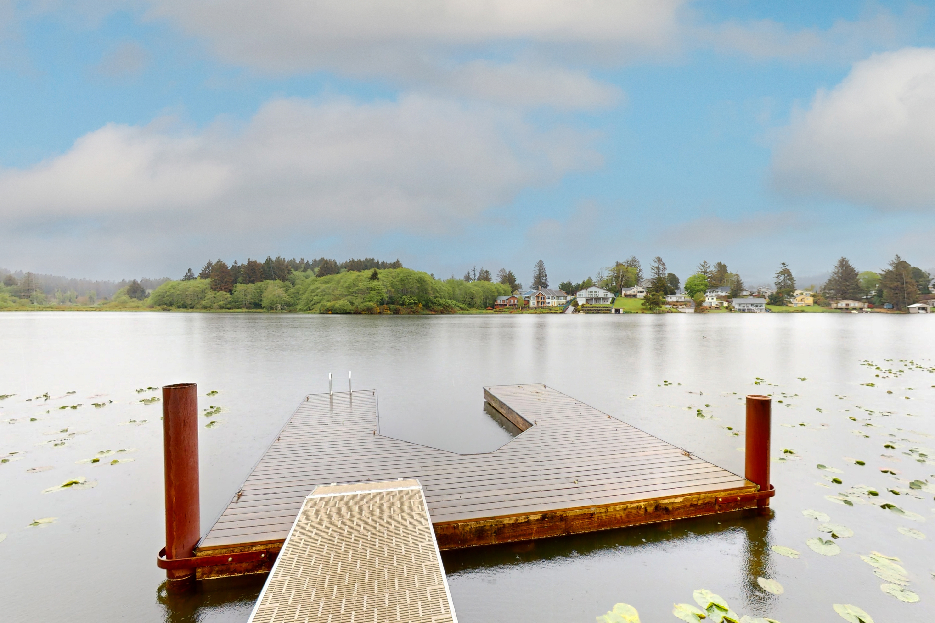 Lakefront townhome with electric grill firepit ping pong table and shared dock