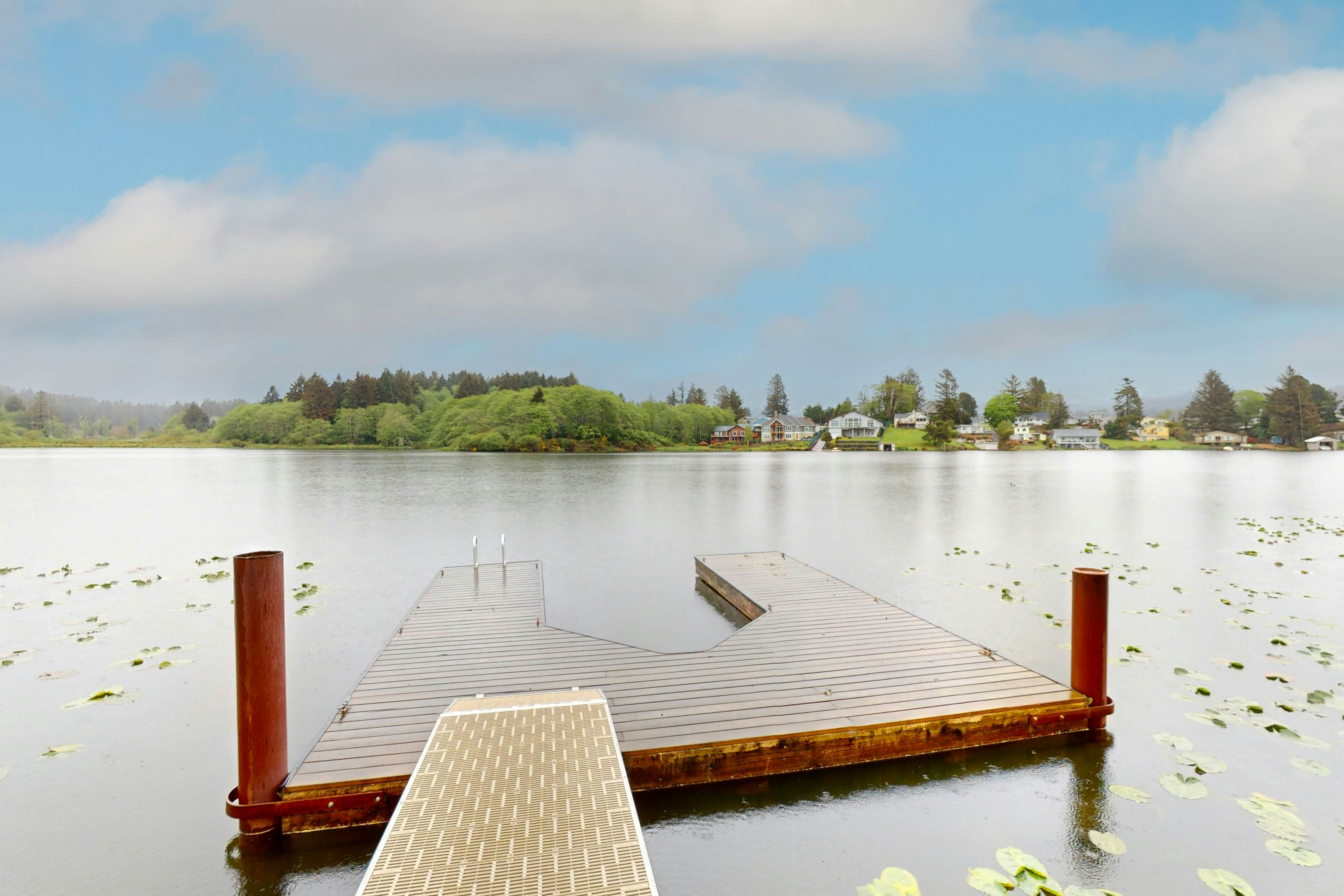 Lakefront townhome with electric grill, firepit, ping-pong table, & shared dock