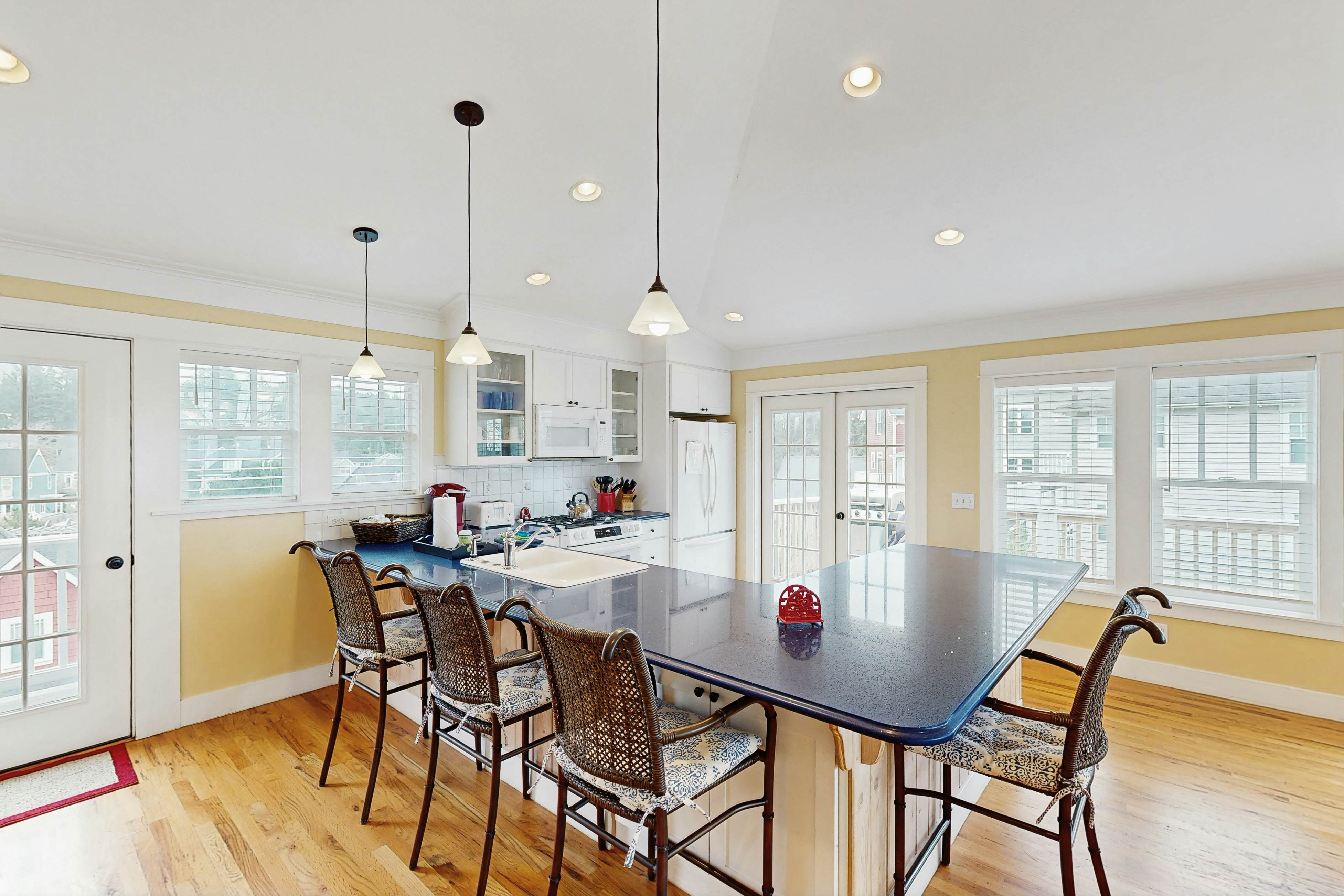 Olivia Beach house with ocean views, private hot tub & seasonal pool