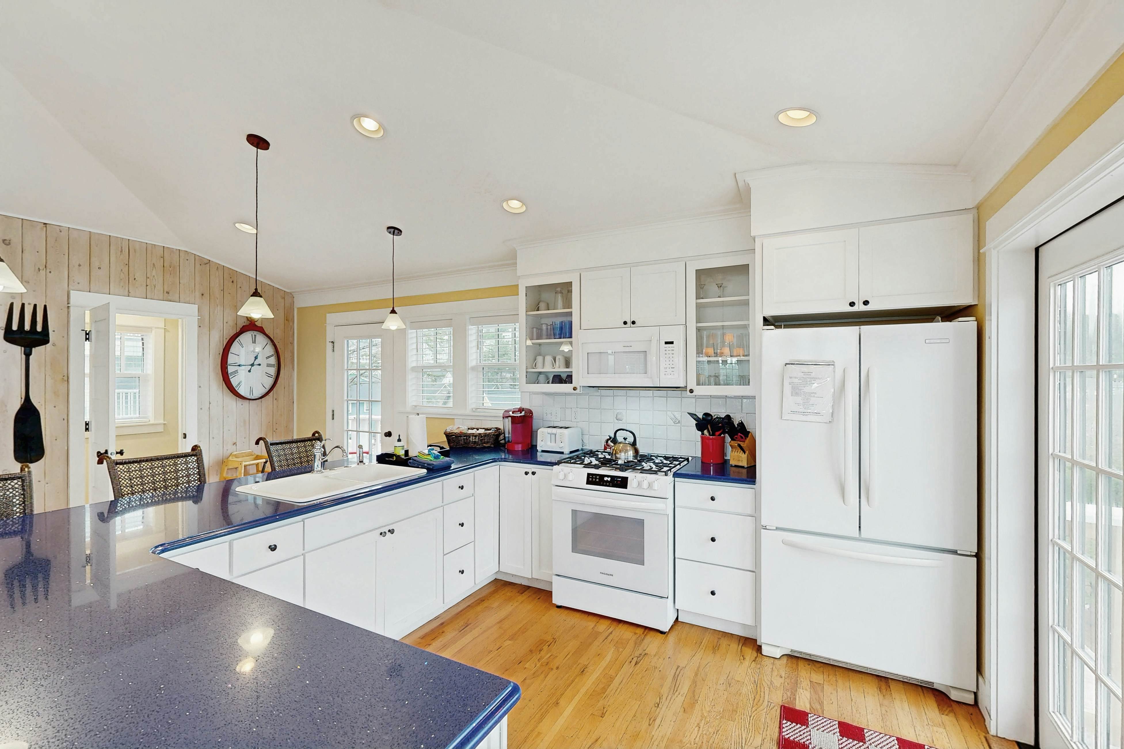 Olivia Beach house with ocean views, private hot tub & seasonal pool