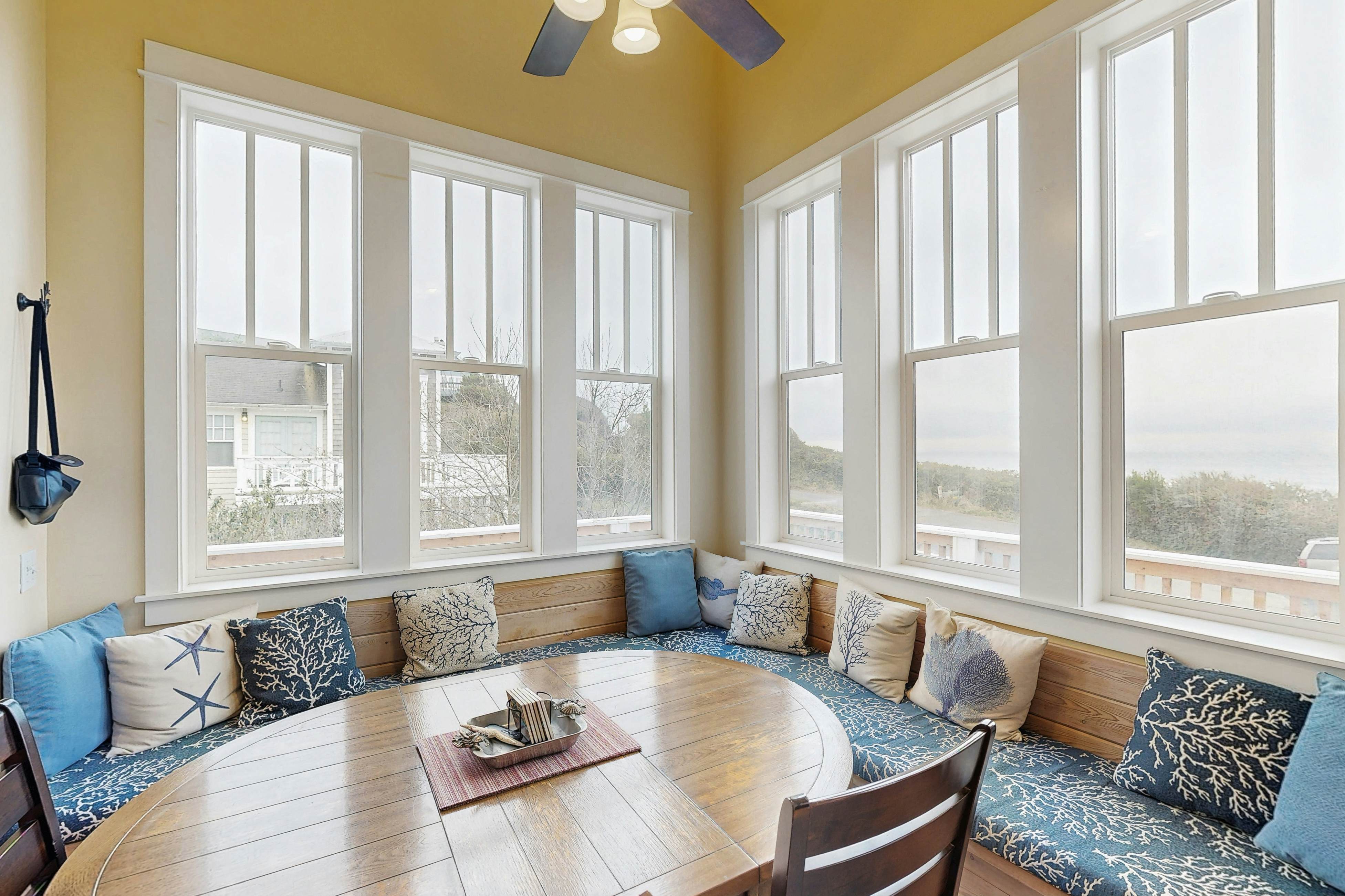 Olivia Beach house with ocean views, private hot tub & seasonal pool