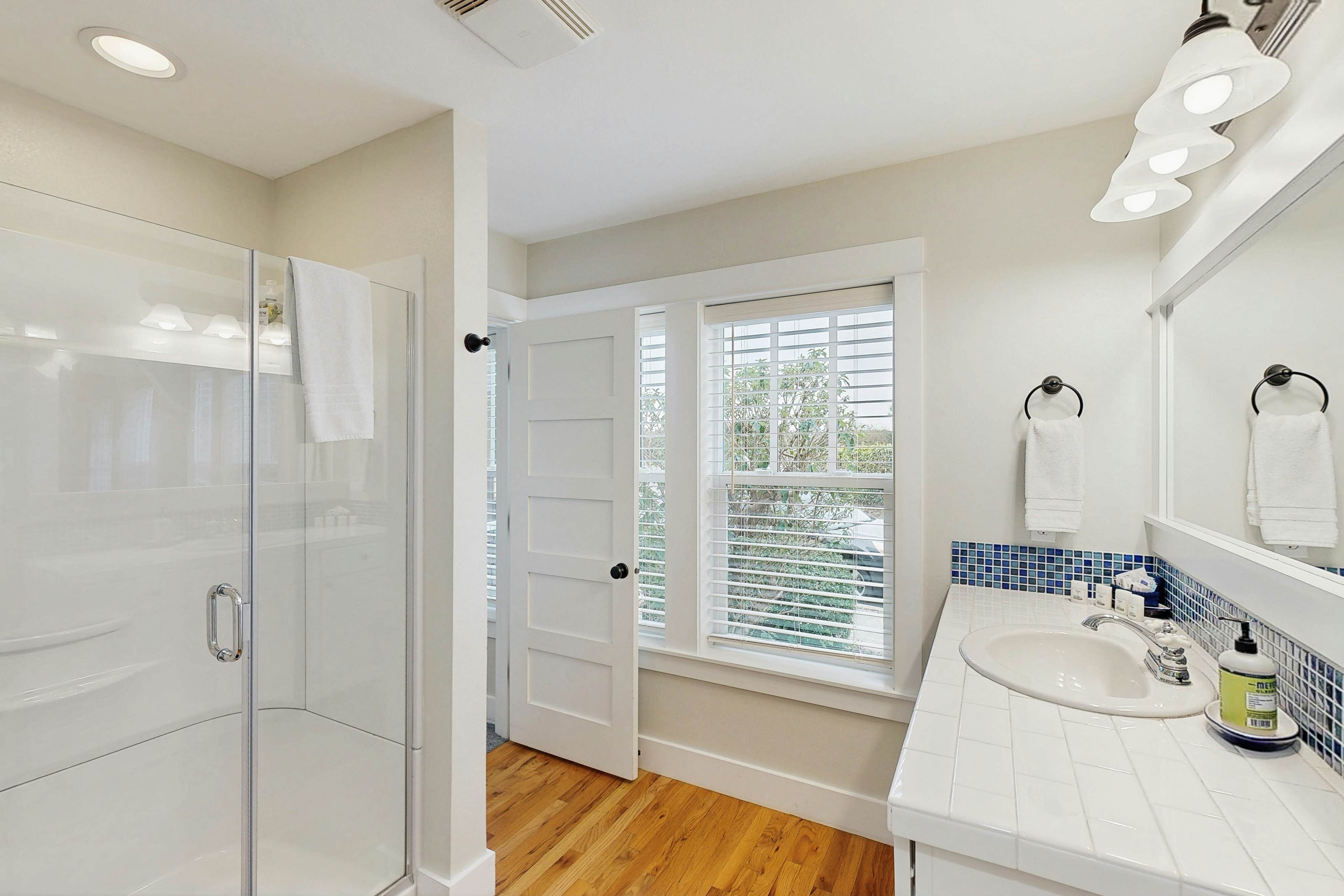 Olivia Beach house with ocean views, private hot tub & seasonal pool