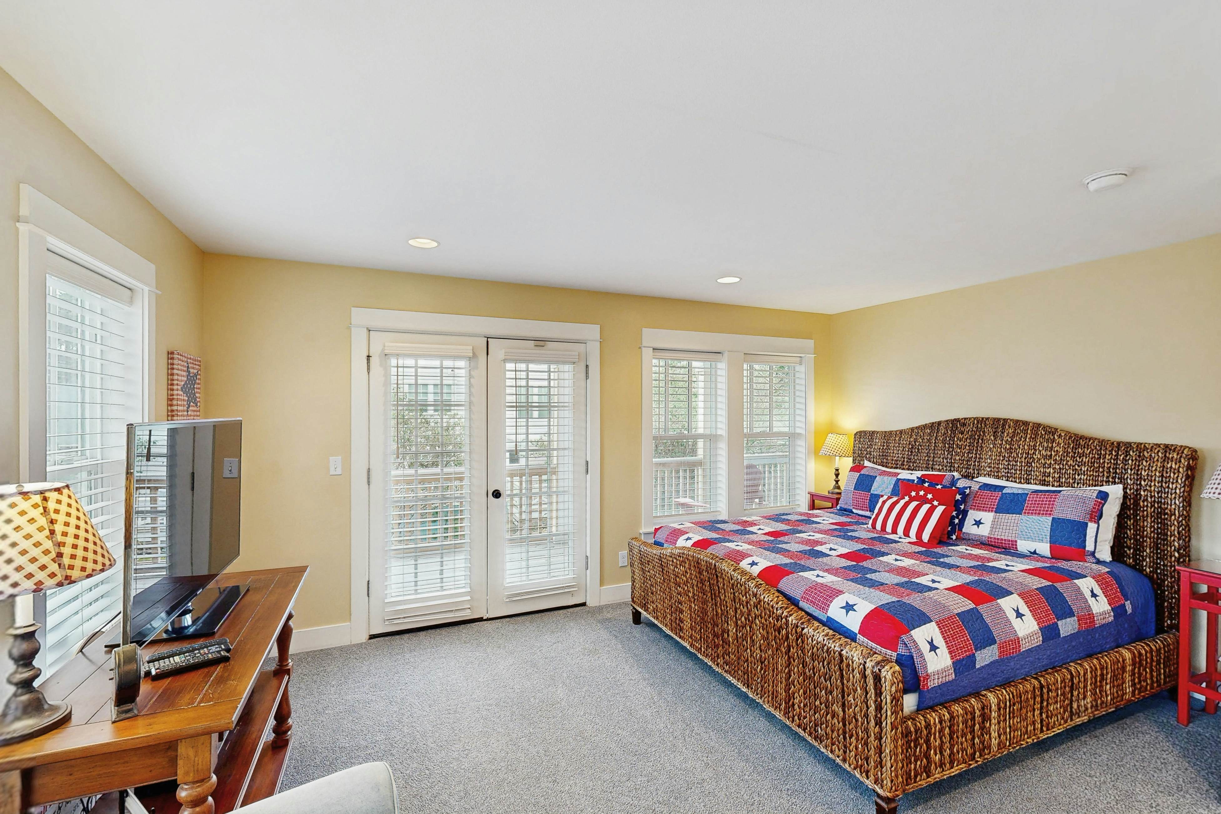 Olivia Beach house with ocean views, private hot tub & seasonal pool