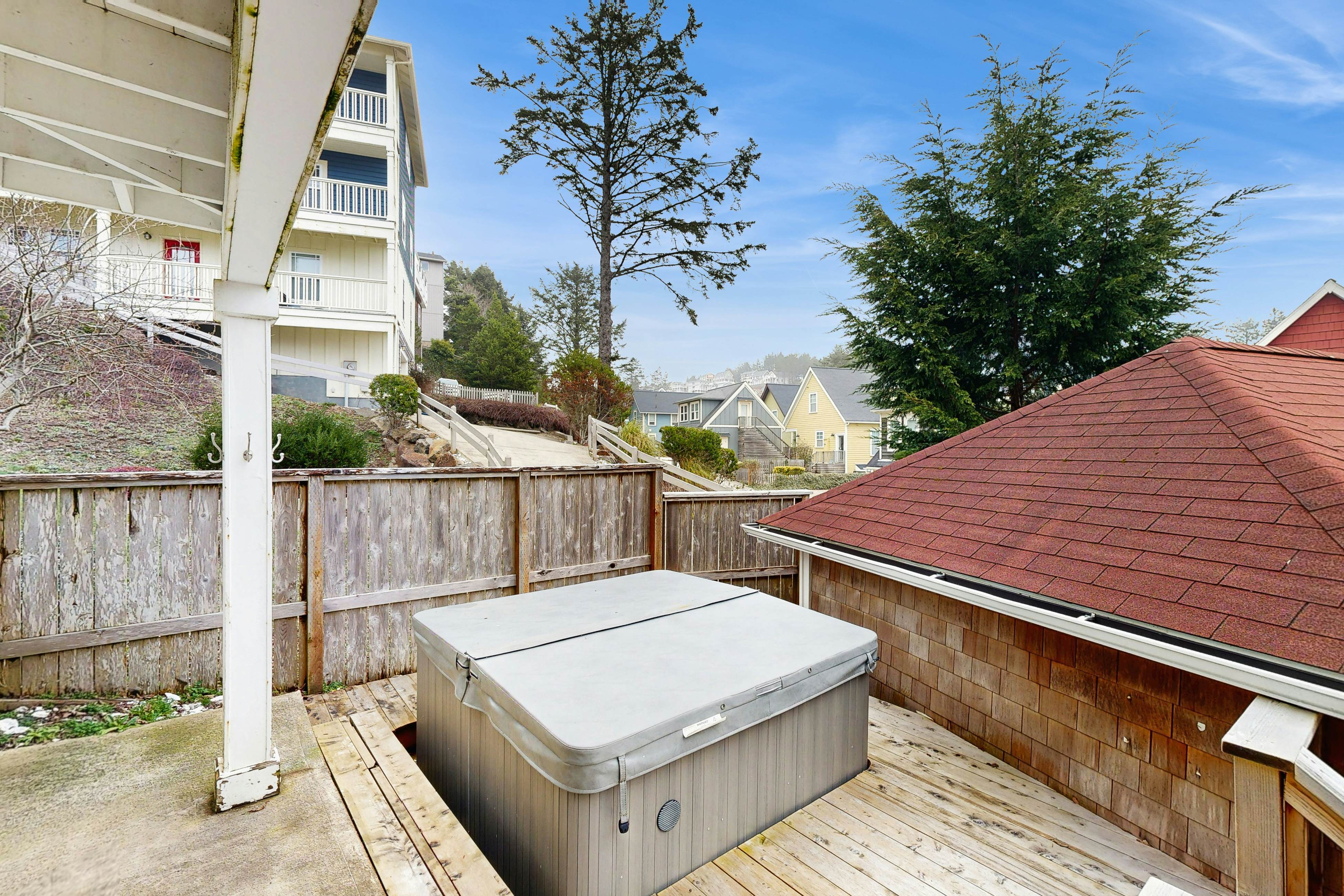 Olivia Beach house with ocean views, private hot tub & seasonal pool