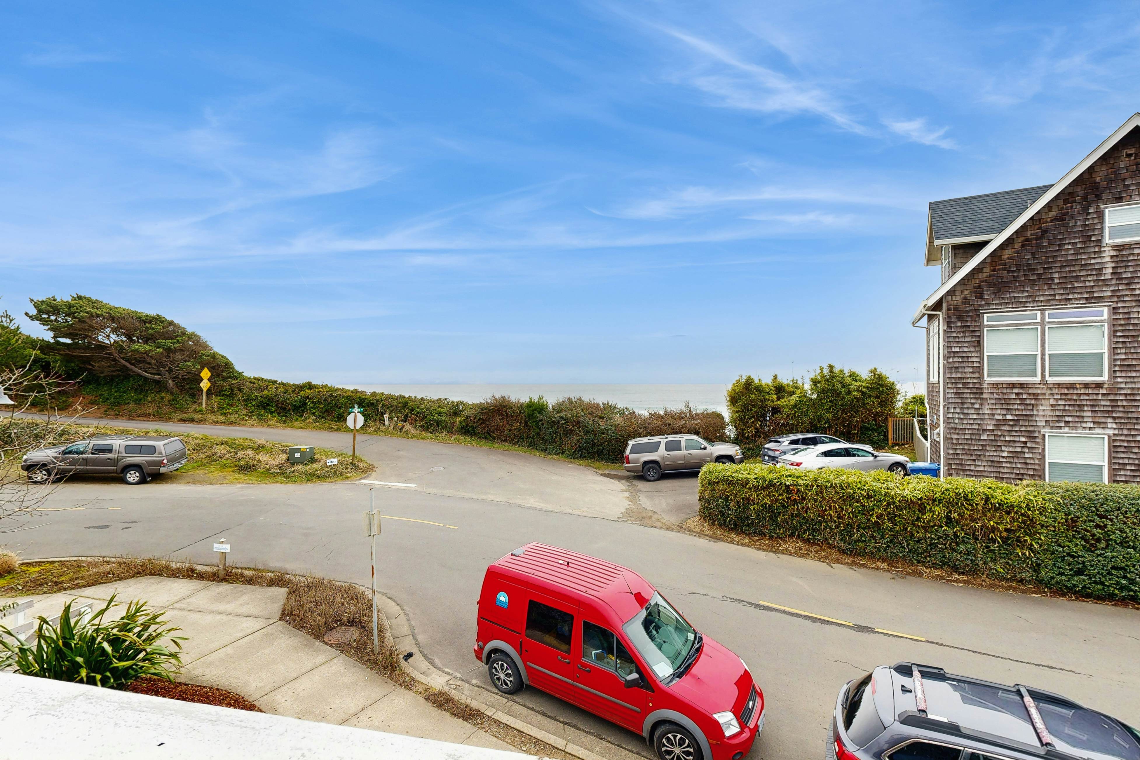 Olivia Beach house with ocean views, private hot tub & seasonal pool