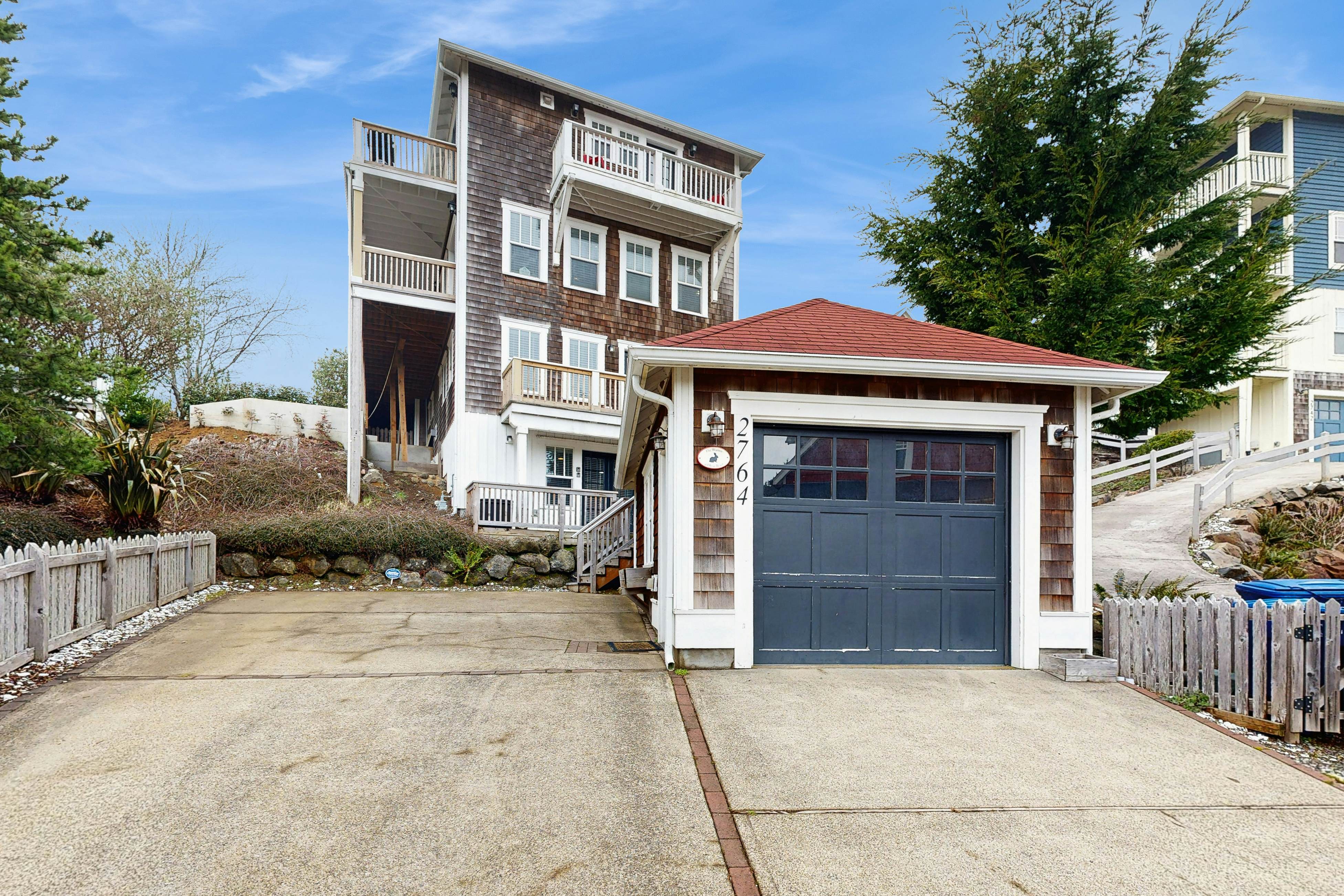 Olivia Beach house with ocean views, private hot tub & seasonal pool