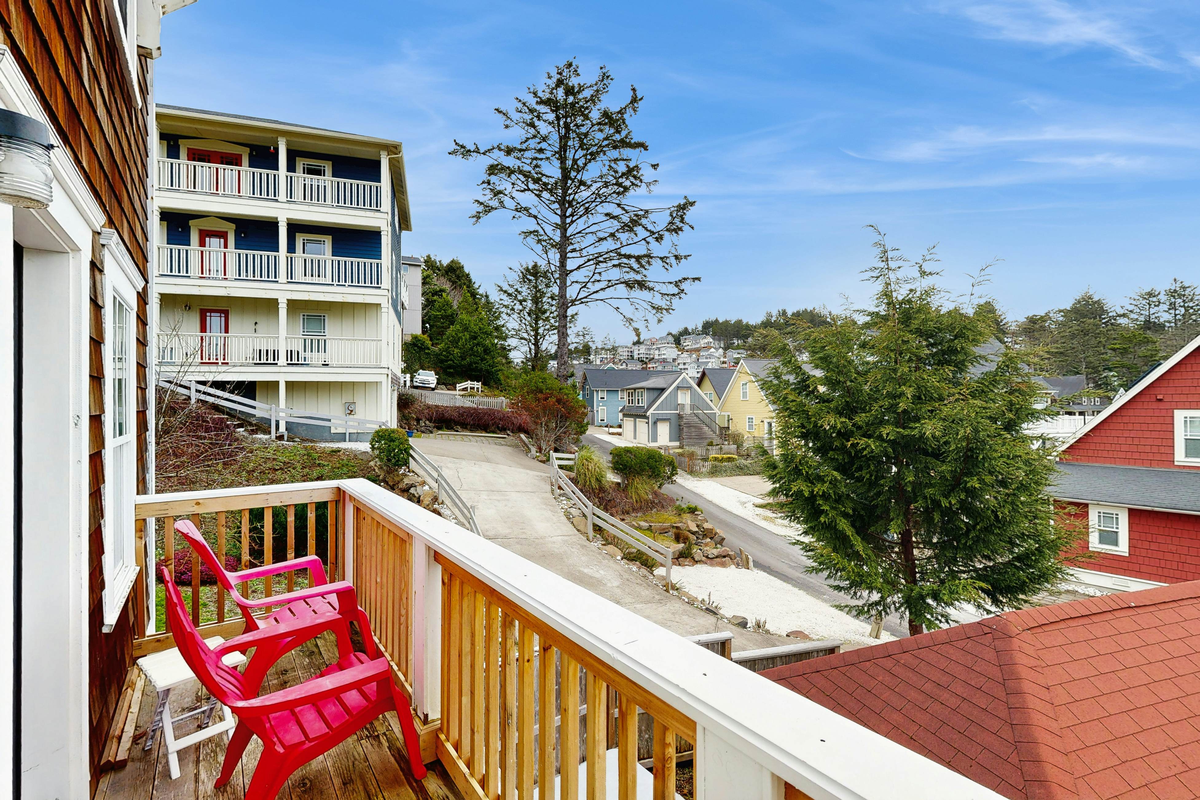 Olivia Beach house with ocean views, private hot tub & seasonal pool