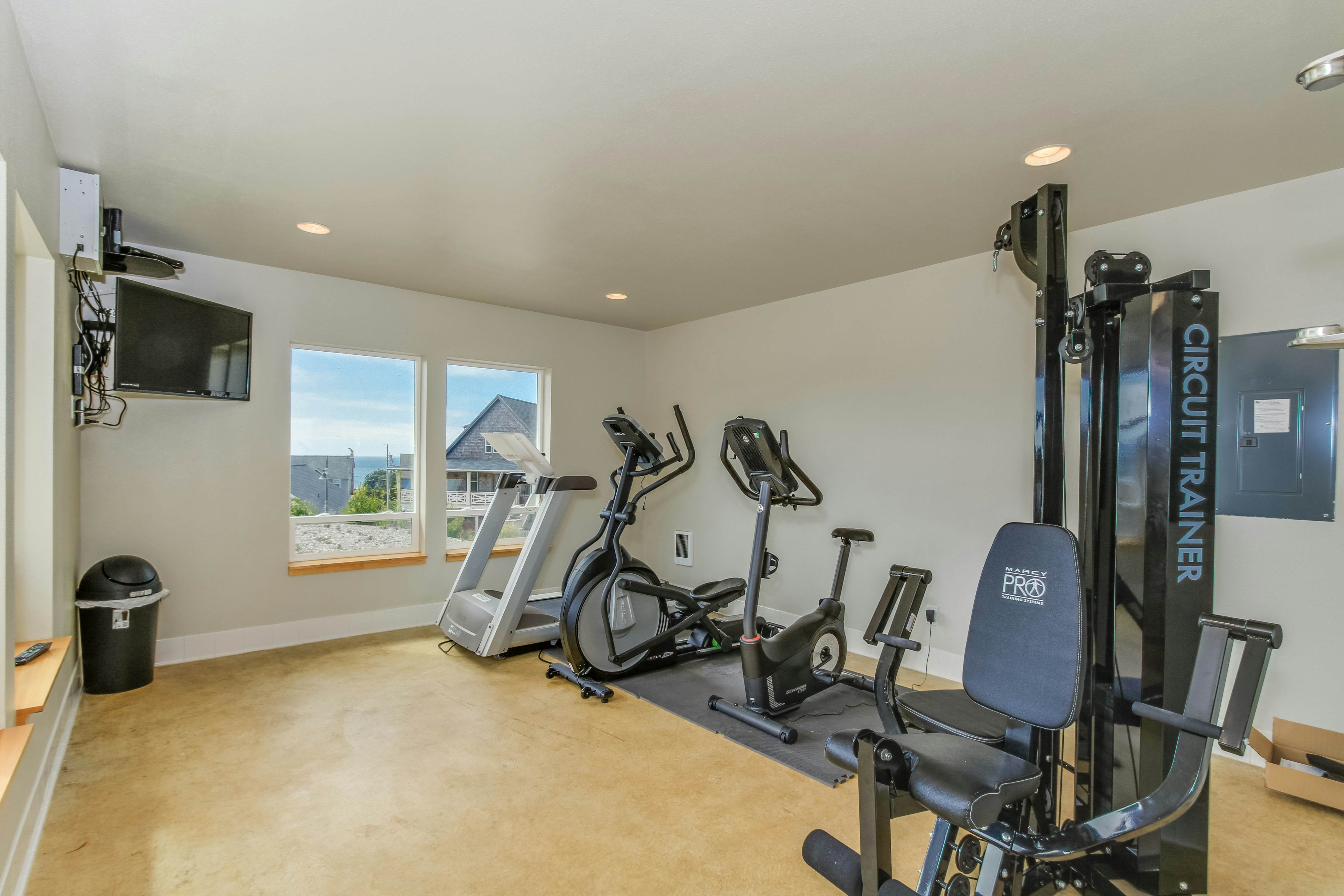 Olivia Beach house with ocean views, private hot tub & seasonal pool