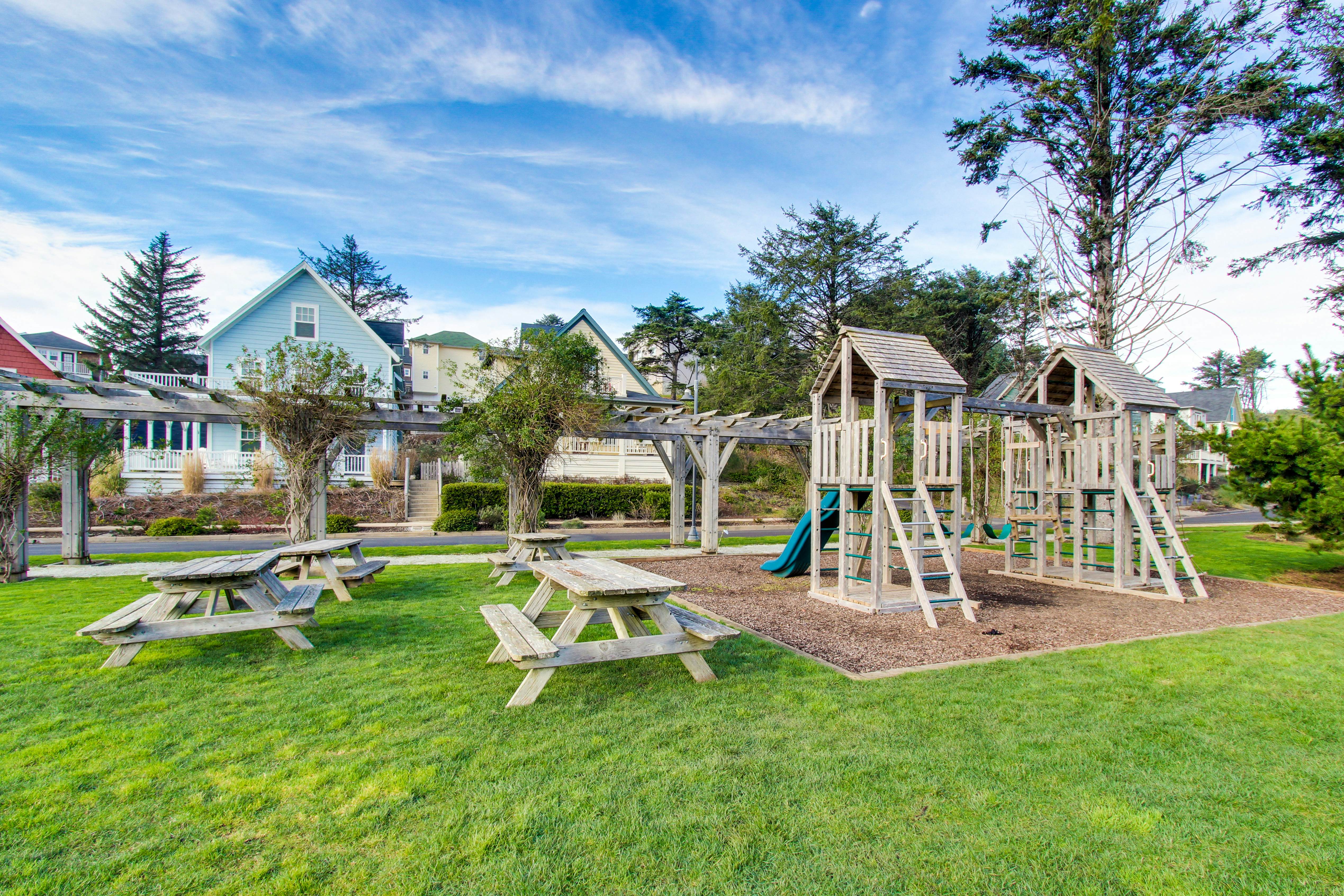 Olivia Beach house with ocean views, private hot tub & seasonal pool