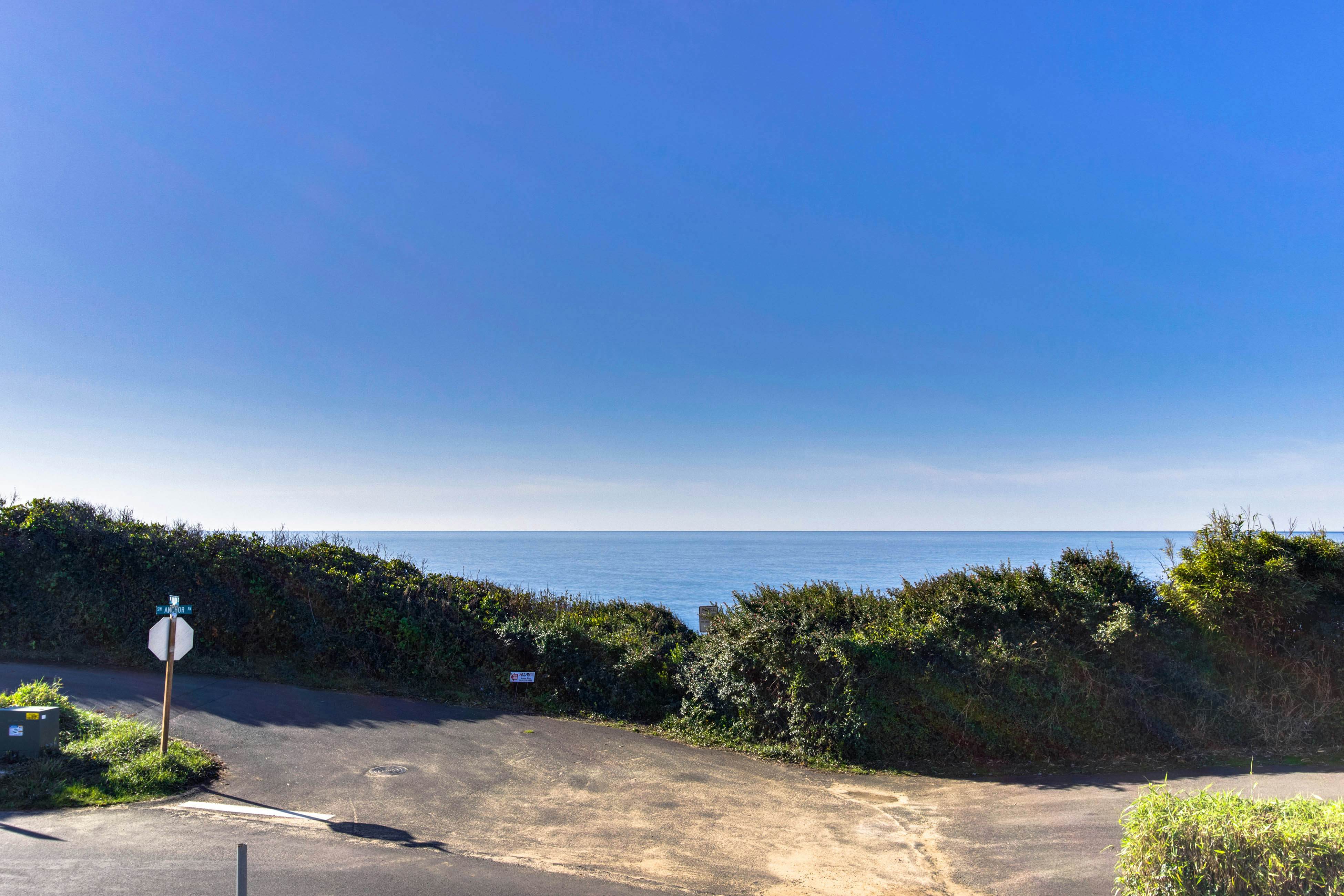 Olivia Beach house with ocean views, private hot tub & seasonal pool