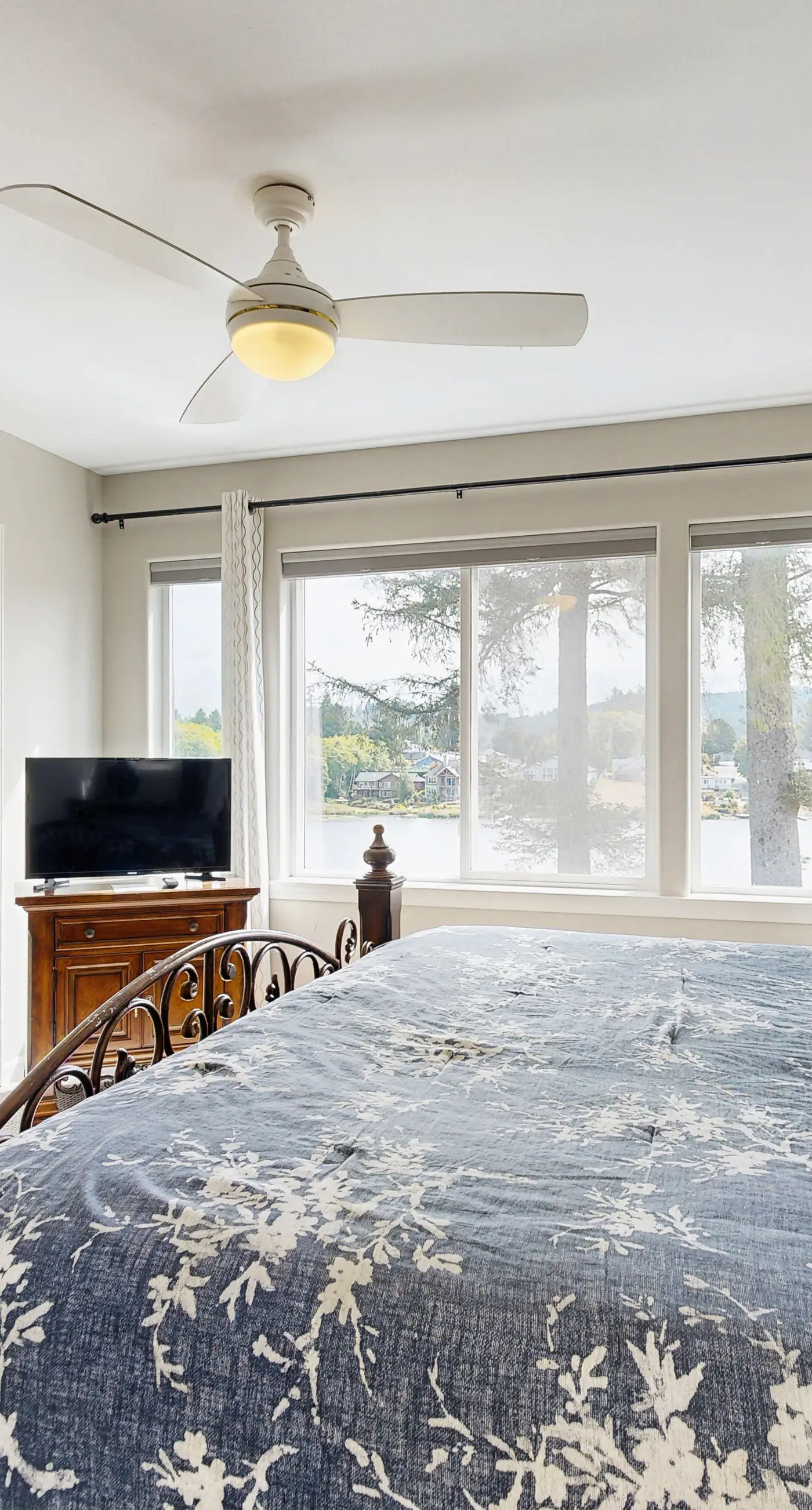 Waterfront home with private hot tub free WiFi firepit and shared dock